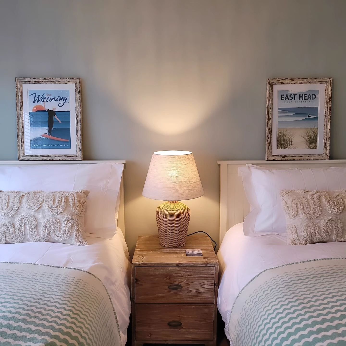 The weekend is here, and look at this cosy bedroom in 'Seaspray' 🥰
.
.
#coastalholidays #coastalweekends #beautifulspacesdesign #relaxingbreaks #timetorelax☀️ #holidayapartments #holidayuk #holidayletsuk #holidayhomestyle #holidaylettingsuk #ilovesu