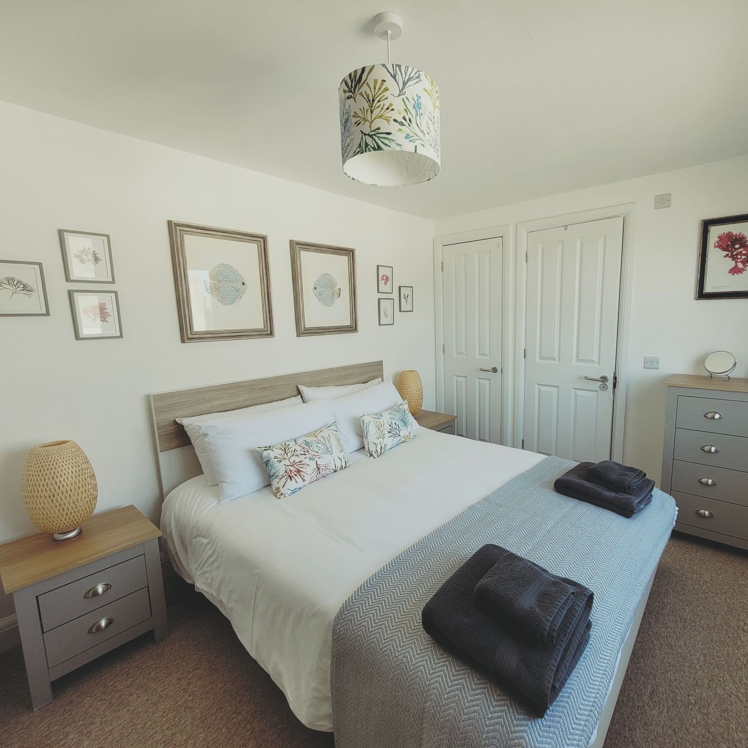 The most wonderful place to spend time by the sea. No. 28 has everything you need for the perfect family getaway. 
Booking link in bio 🔗
.
.
🏠No.28
4 bedrooms, sleeps up to 8
Kid's den
Balconies with sea views 🌊
30 seconds from beach
Outdoor showe