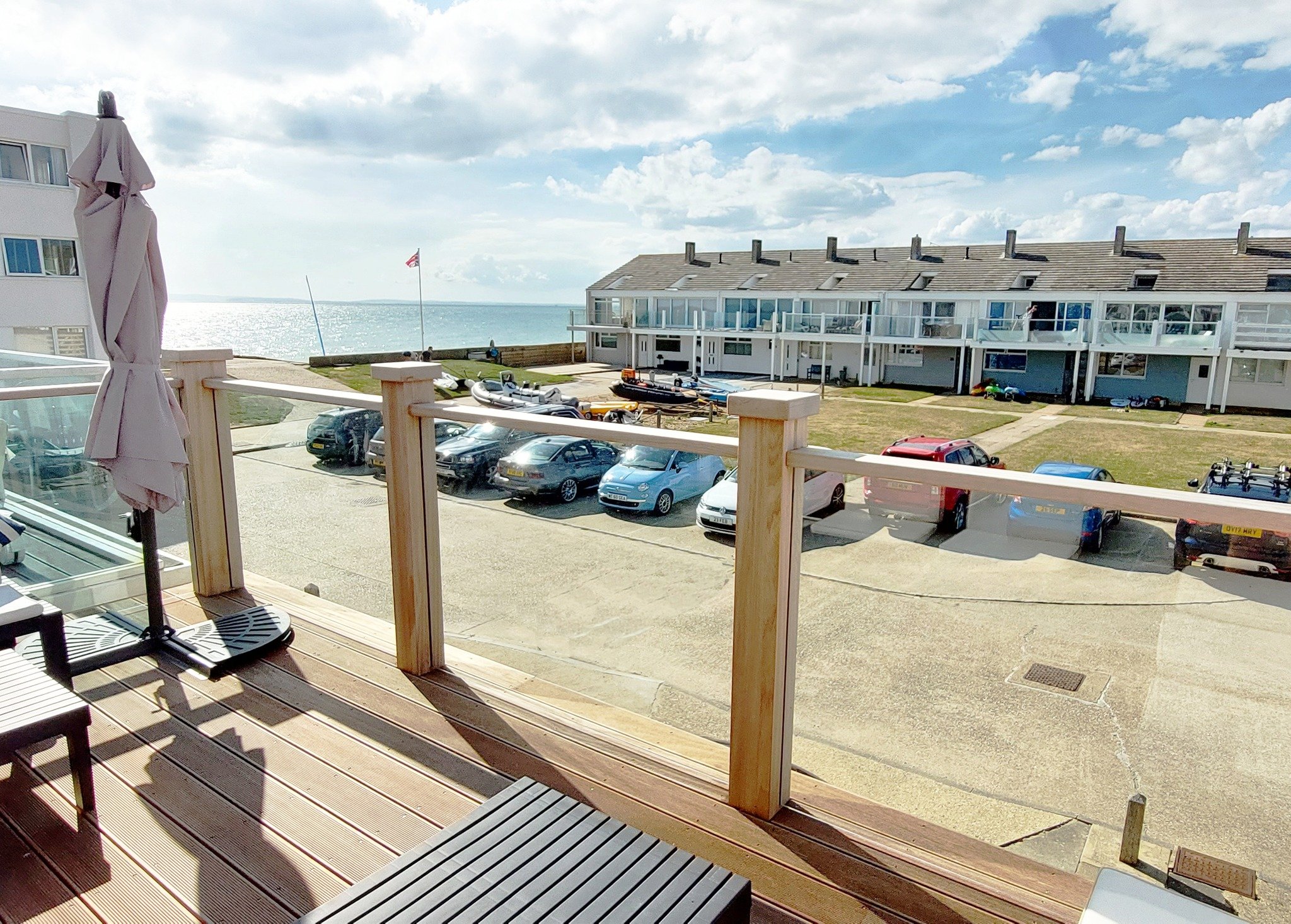 Bit of balcony prep while the sun is out!
.
🏠 Beach Haven
3 bed, sleeps 6 (2 king, 1 twin)
Seconds from beach⛱
Sea view balcony 🌊
Dog friendly 🐕

 #balconyview🌅 #balconyview😍 #balconyview🌴 #balconyviews😍 #balconyview🐋🐟🐠⛵ #brackleshambaysurf