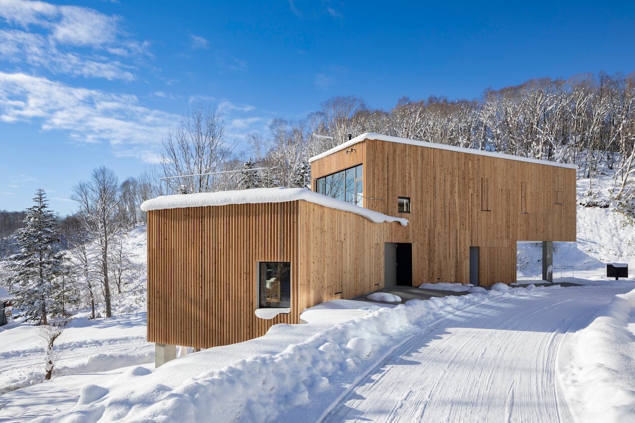 ES2425 Hokkaido Escarpment Winter Vacation House - 03.jpg