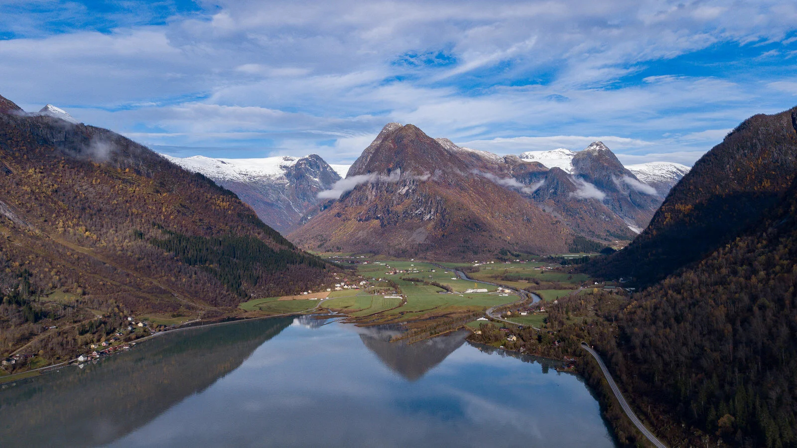 Fjærland med alle sine attraksjonar ligg 20 min. unna.