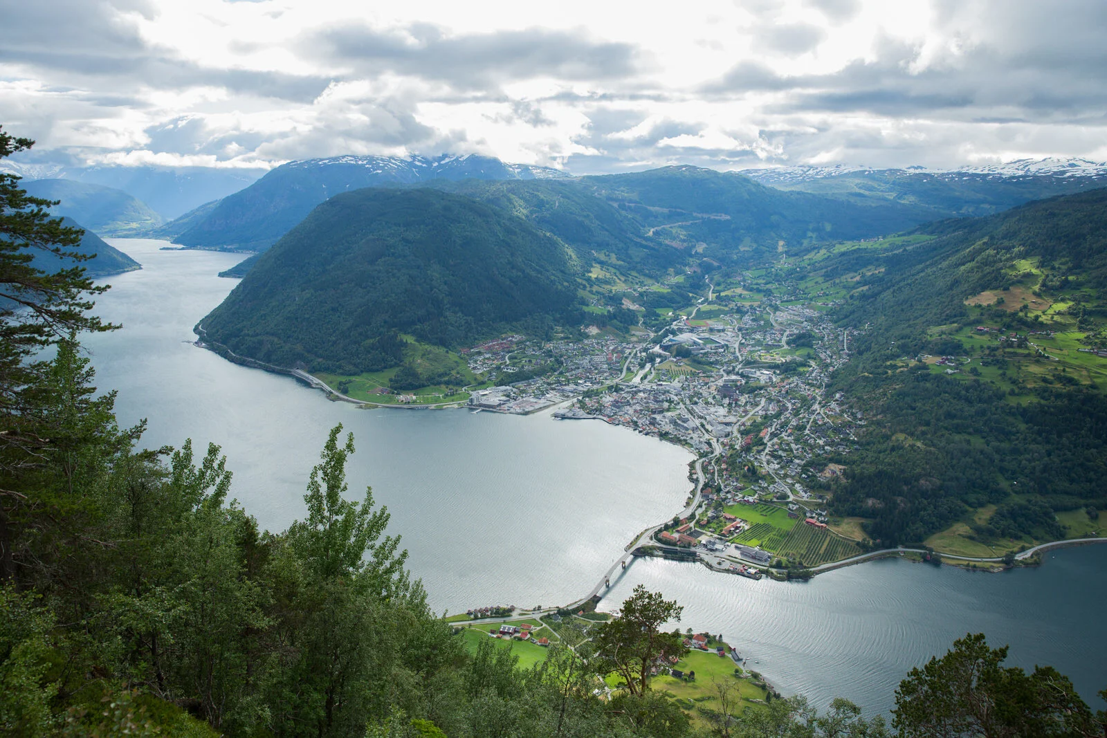 Saftbygdi...litt urban, litt bygd..kun 10 minutt frå hytta