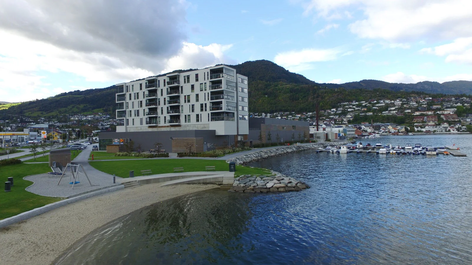 Sjøkanten senter finn du på Stedje og her er ein fin badeplass