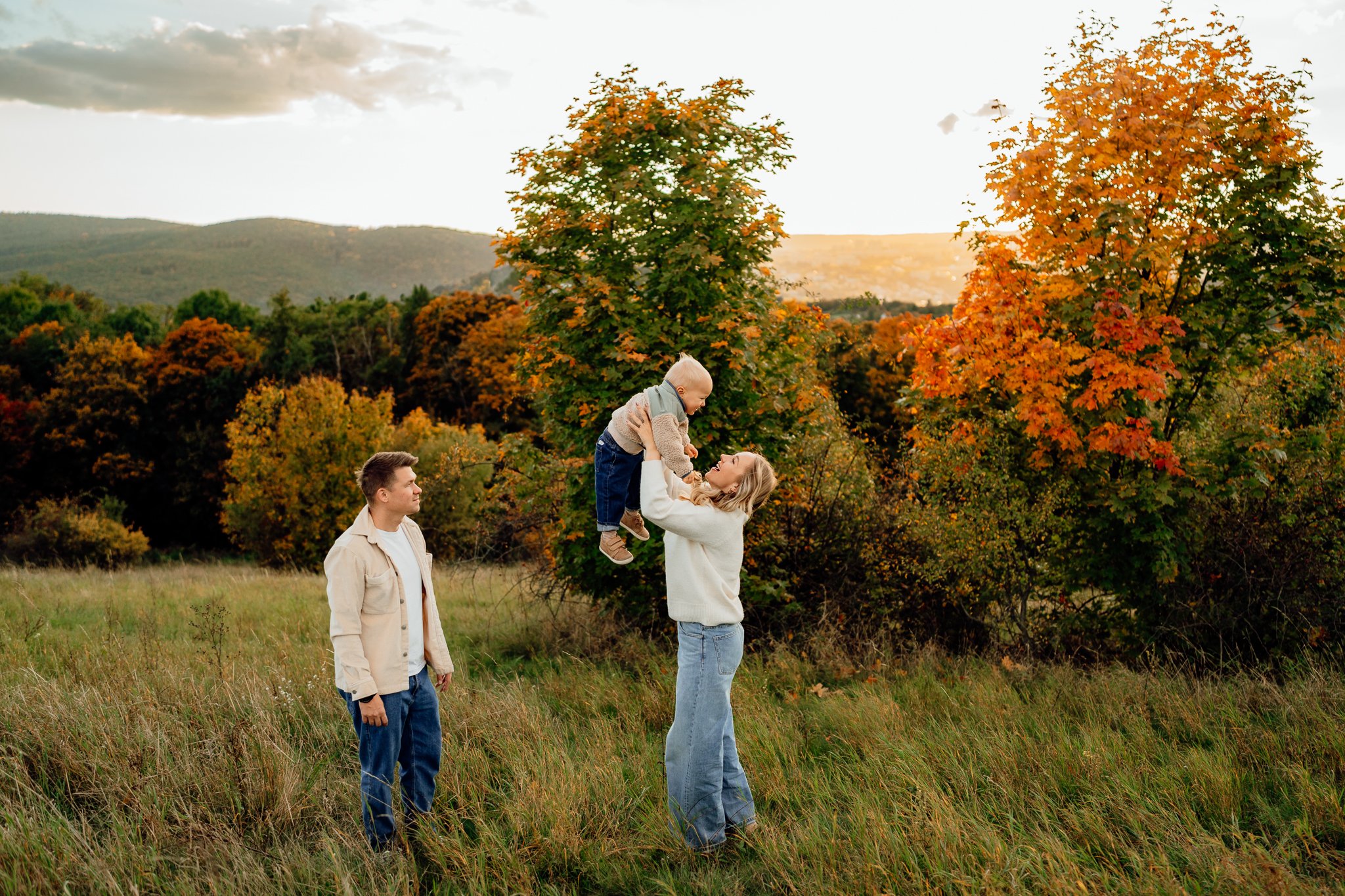 	
Rodinné focení a rodinná fotografie při západu slunce v přírodě v Brně.