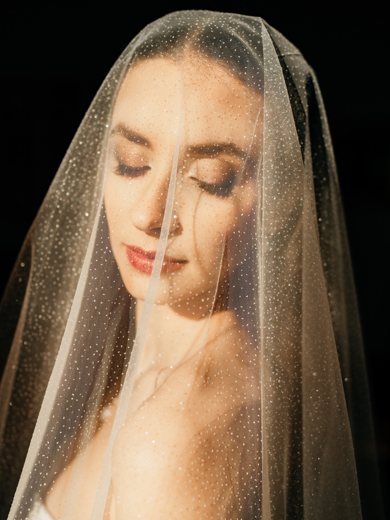 Bride and the light ✨ 

@martinavankovaofficial 
@vila_austerlitz 
@nicoldytrych_muah 
@kaminkovavila 
@leznarbridal 

#weddingphoto #weddingphotography #weddingphotographer #bride #wedding