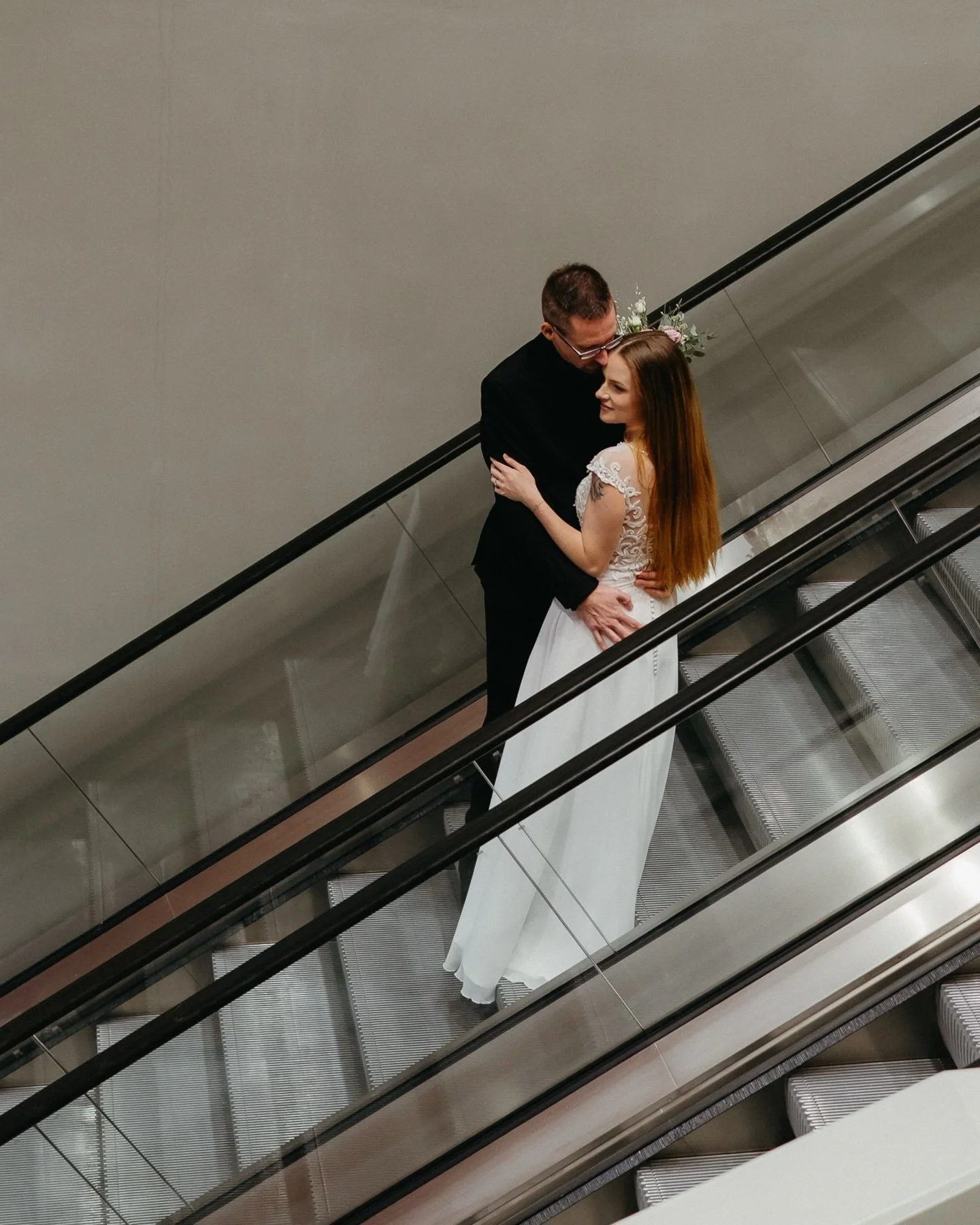 Tohle focen&iacute; jsem měla v hlavě už dlouho 📸 A d&iacute;ky @bestiavulgaris123 a @m1rsaw to konečně vy&scaron;lo, a dopadlo to přesně tak, jak jsem si představovala ✨
Kdo pozn&aacute;, kde jsme fotili? ☺️

#svatebnifotograf #svatebnifotografie #