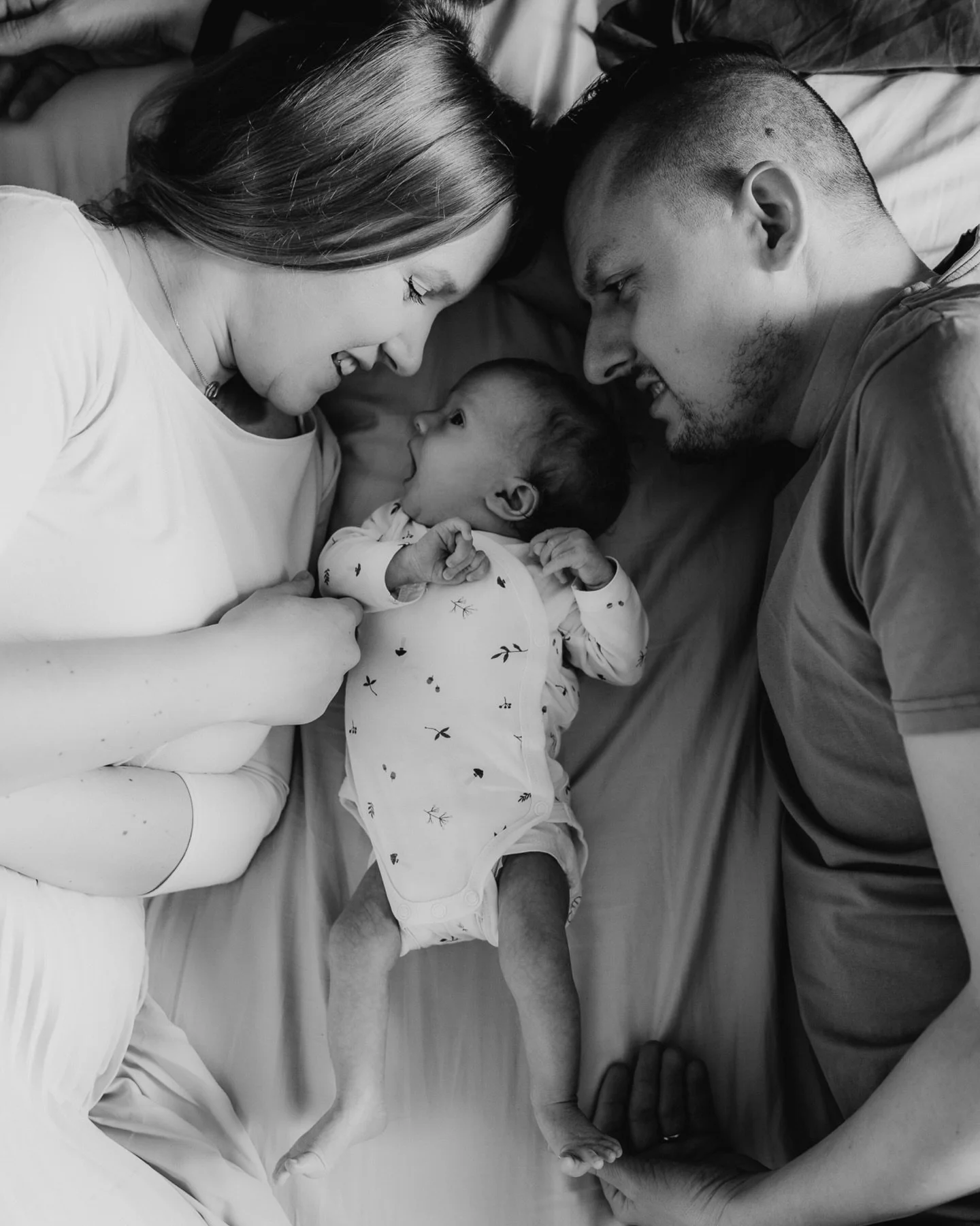 Focen&iacute; miminka u v&aacute;s doma 🤍
V pohodě, bez spěchu.. Tam, kde se c&iacute;t&iacute;te nejl&iacute;p ✨
Napi&scaron;te si o term&iacute;n!

#rodina #rodinnefoceni #rodinnafotografie #newbornfotografie #fotografkabrno