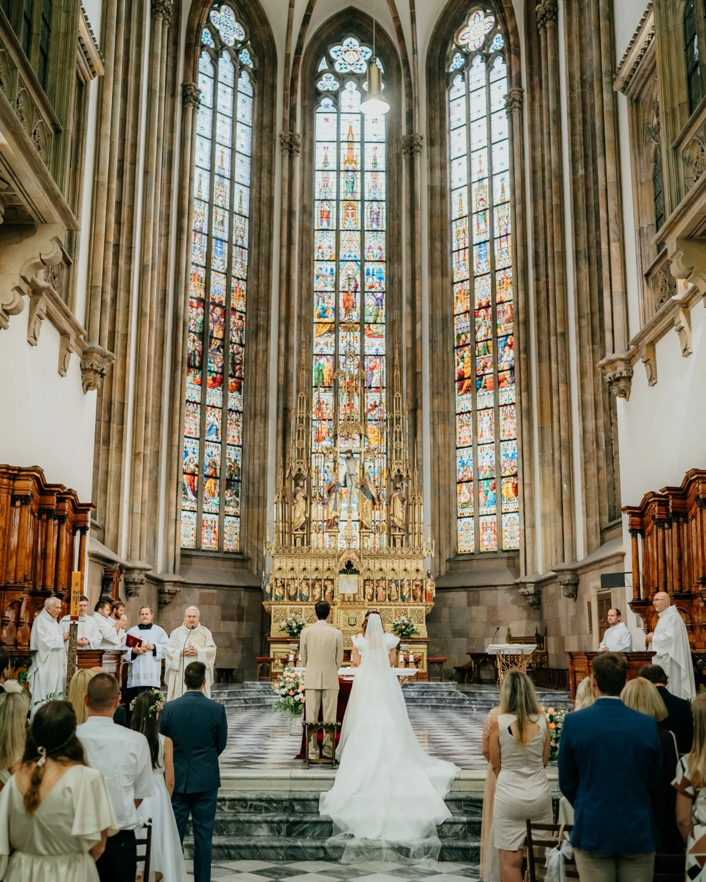 Svatebn&iacute; př&iacute;běh Roberta a Krist&yacute;nky, kter&yacute; se odehr&aacute;l na překr&aacute;sn&eacute;m m&iacute;stě v sam&eacute;m srdci Brna ✨ a už se moc tě&scaron;&iacute;m, co v&scaron;echno mě ček&aacute; tuto svatebn&iacute; sez&o