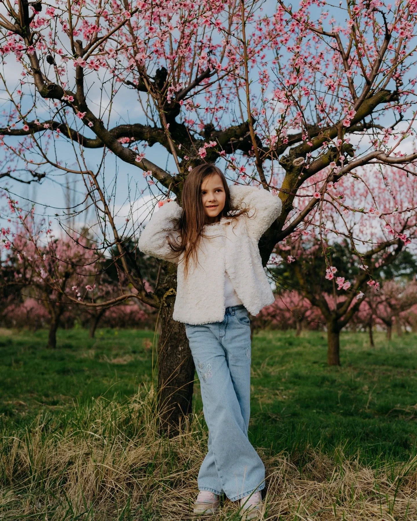 Moji mil&iacute;, tento v&iacute;kend bude posledn&iacute; možnost fotit v sadech 🌸  tak toho pojďme využ&iacute;t 📸
Cena 2000 Kč za 8 fotek, každ&aacute; dal&scaron;&iacute; 200 Kč, vyb&iacute;r&aacute;te z n&aacute;hledů.
Pro konkr&eacute;tn&iacu