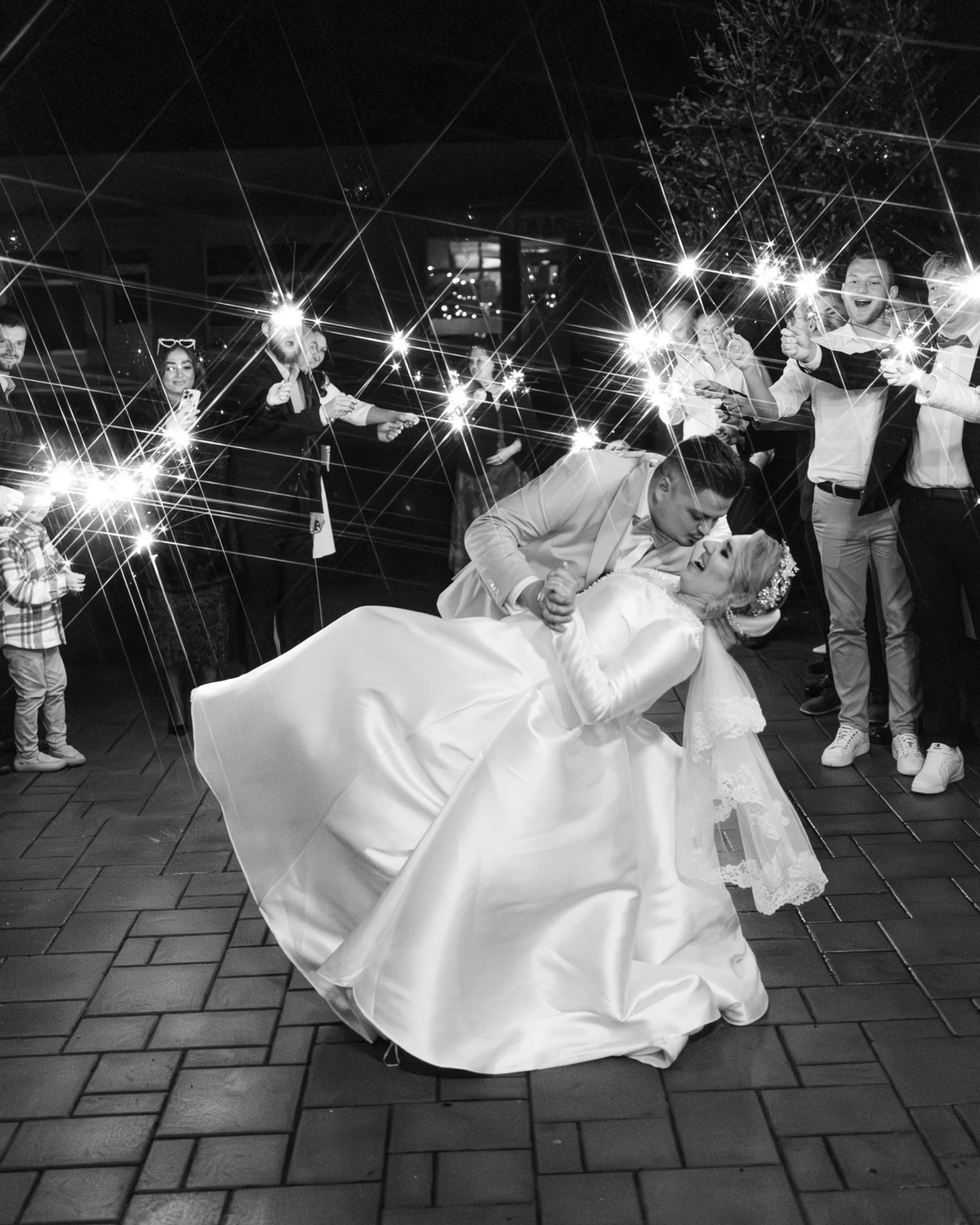 Svatebn&iacute; sez&oacute;na mi nemohla zač&iacute;t l&eacute;pe 🤩 Marťa, Luk&aacute;&scaron; a jejich prvn&iacute; vla&scaron;tovky z kr&aacute;sn&eacute; svatby na Slovensku ❤️📸

#svatba #svatebnifotograf #svatebnifotografie #wedding #weddingpho