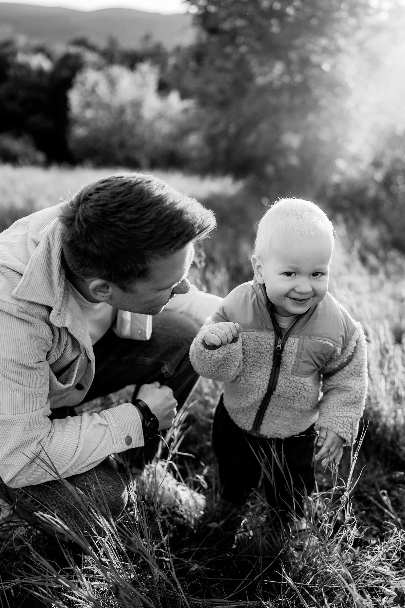 Černobílá rodinná fotografie při západu slunce v přírodě v Brně.