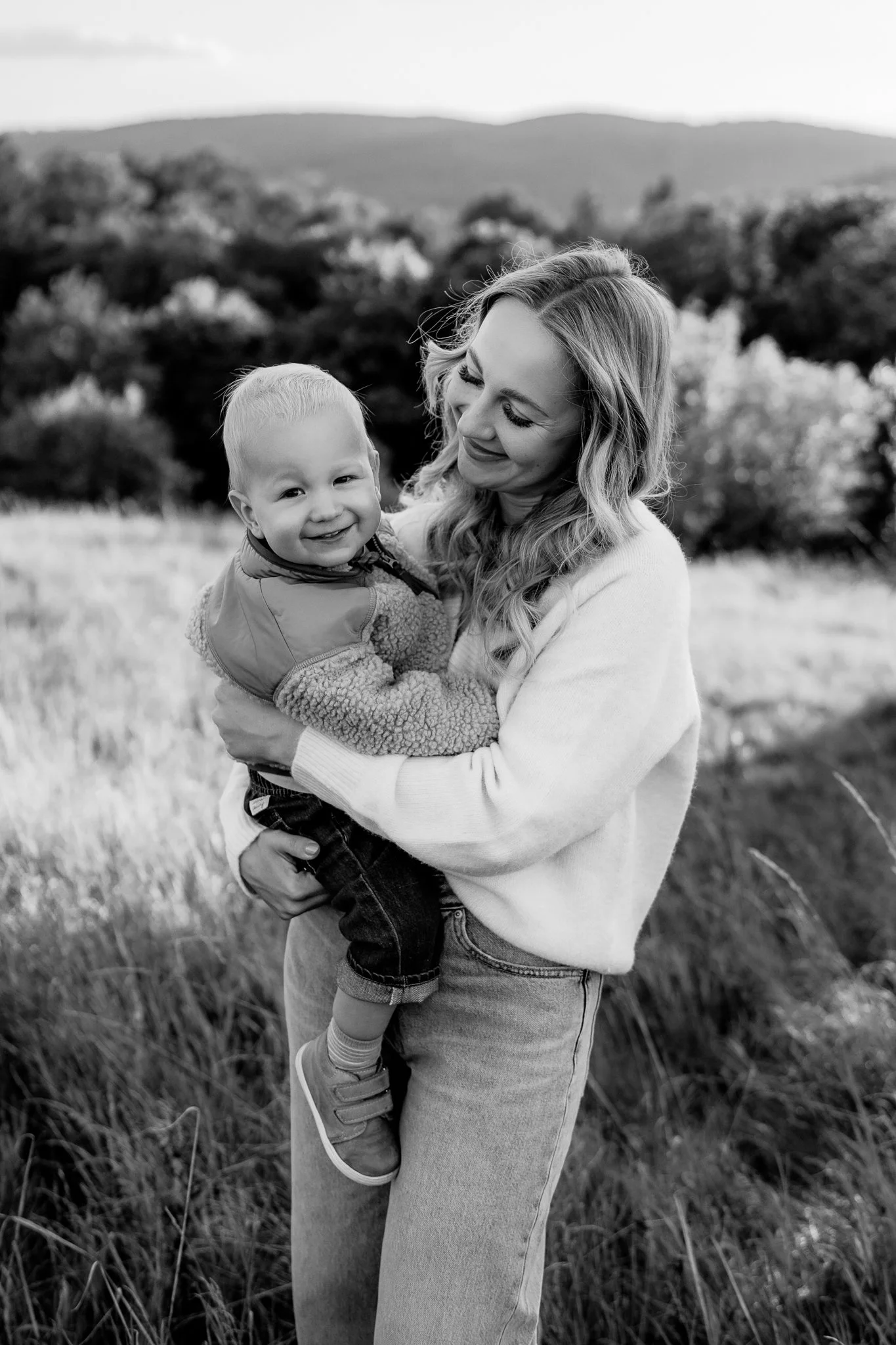 	
Černobílá rodinná fotografie při západu slunce v přírodě v Brně.