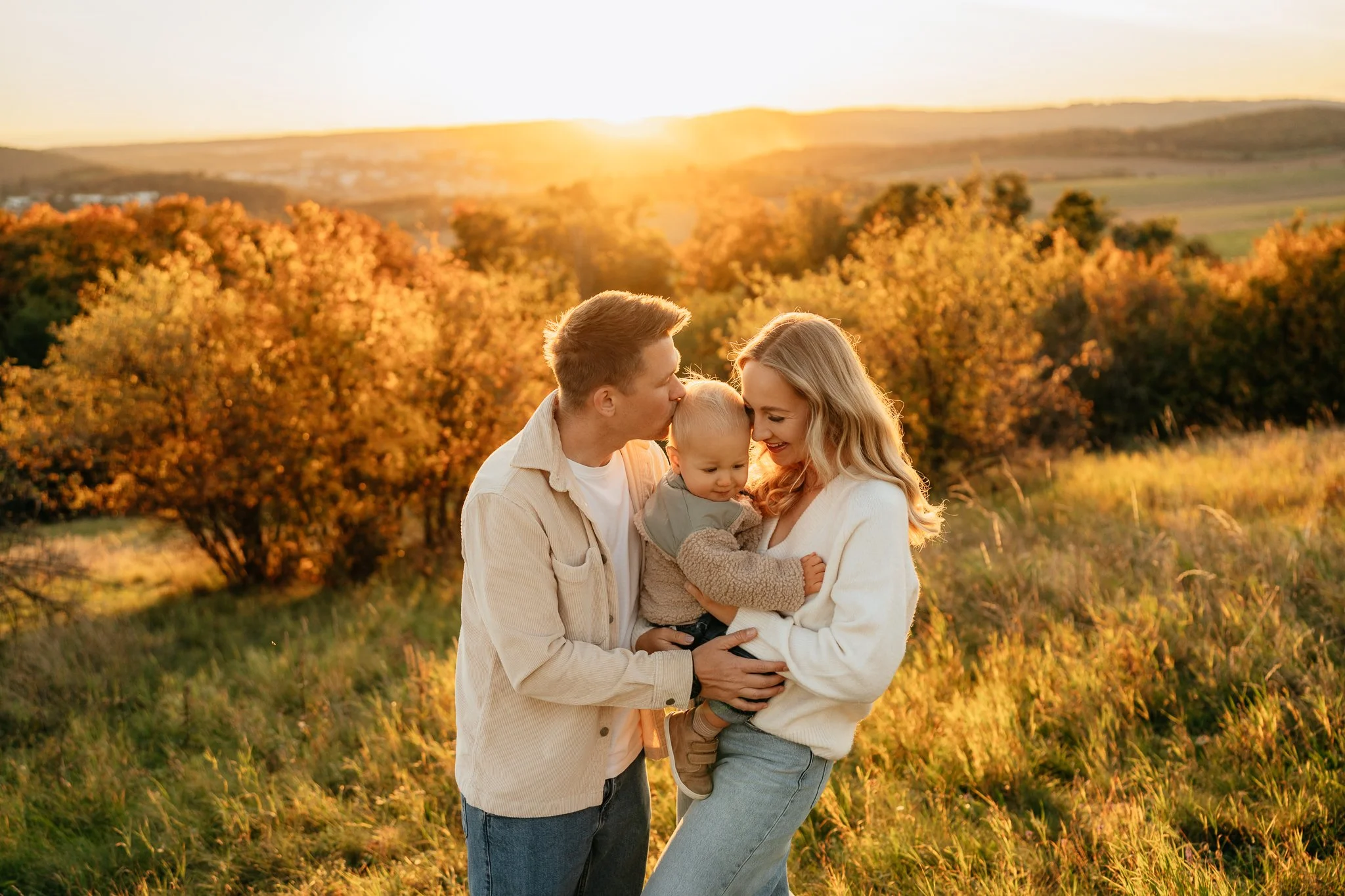 Rodinné focení a rodinná fotografie při západu slunce v Brně. 