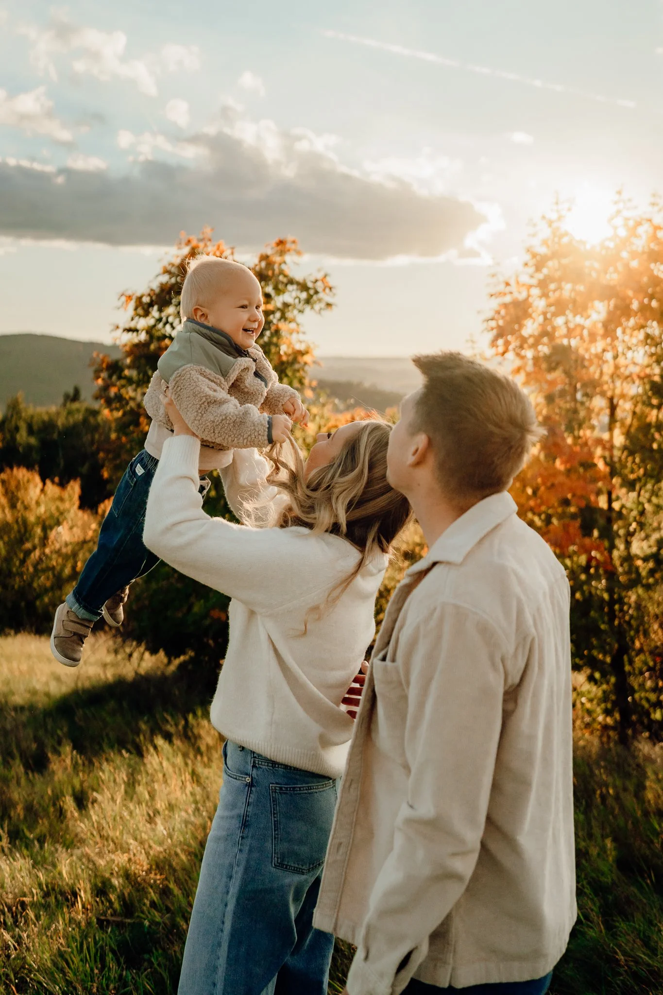 Rodinné focení a rodinná fotografie při západu slunce v Brně. 
