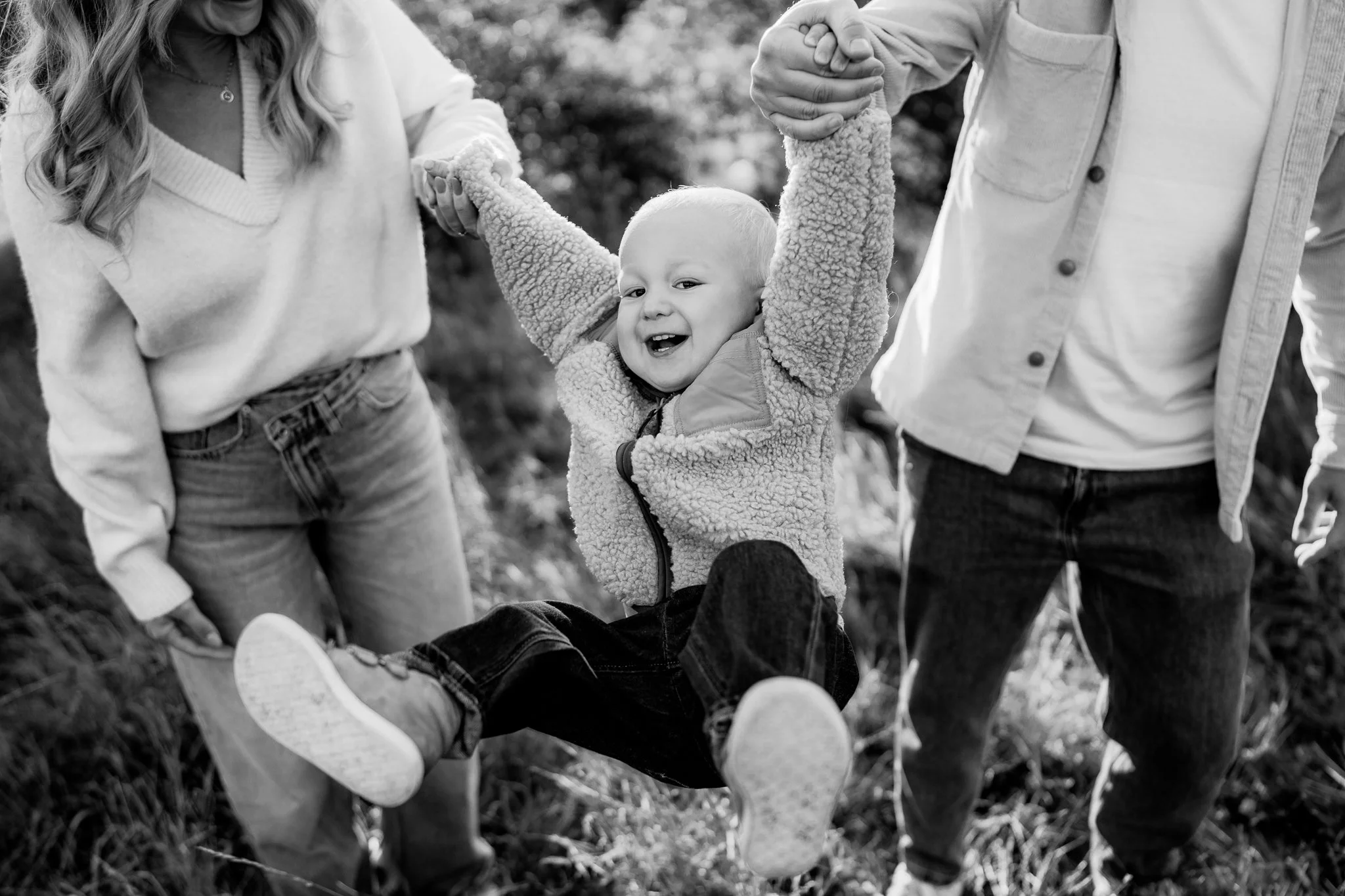 Černobílá rodinná fotografie při západu slunce v Brně. 