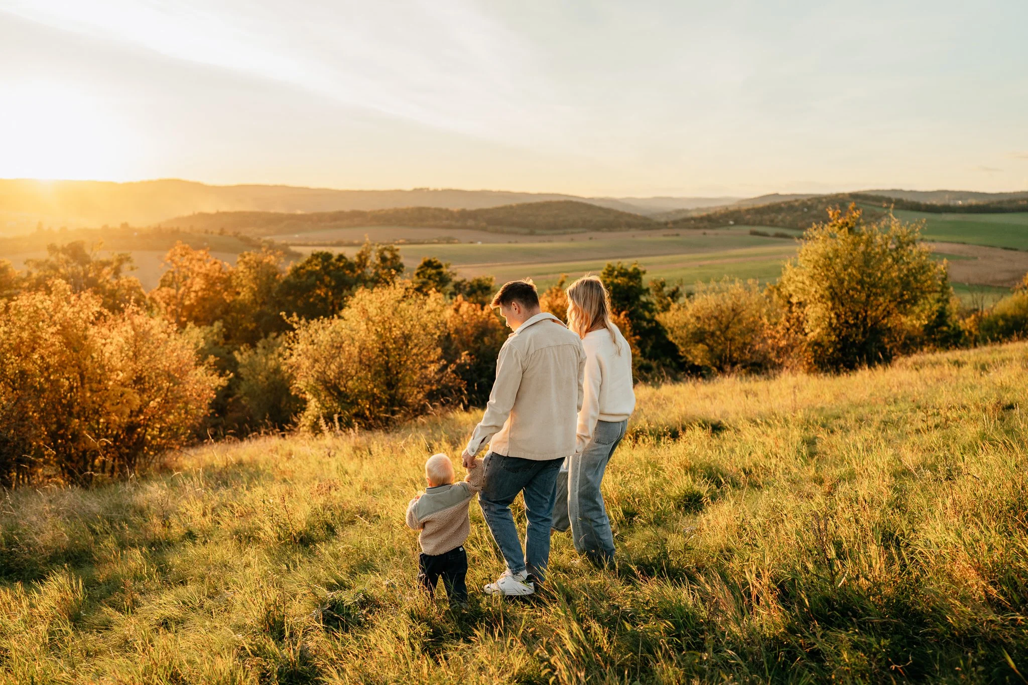 Rodinné focení a rodinná fotografie při západu slunce v přírodě v Brně.