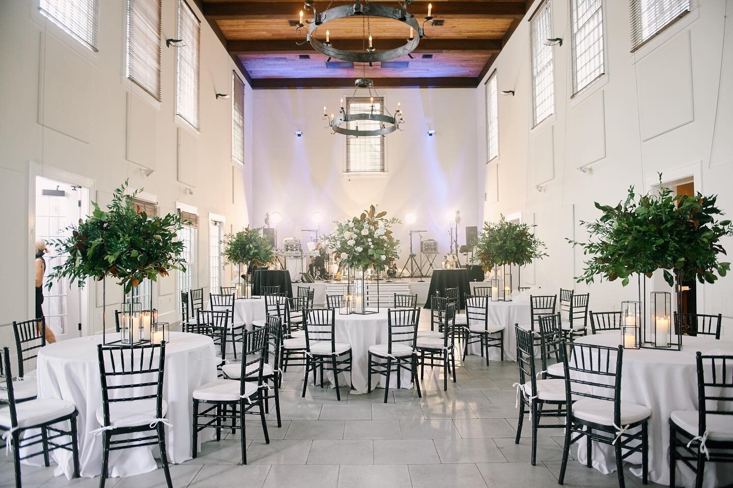 Here&rsquo;s another look at this beautiful reception space that was created for Amelia and Davis a few weeks ago! ✨
.⁣
.⁣
.⁣
#handmrentals #eventrentals #30aweddings #30abride #rosemarybeachfl  #rosemarybeachbride #rosemarybeach #rosemarybeachweddin