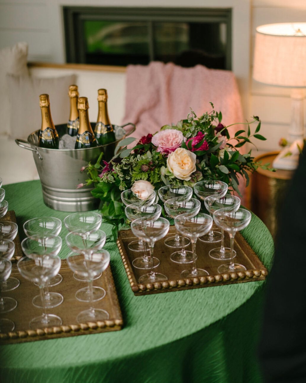 Cheers, it&rsquo;s Friday! 🥂✨

Did you know that we also offer stemware? To see a full list of our products, check out our website! {Link in bio}
.
.
.
#handmrentals #eventrentals #handmeventrentals #30aweddings #30abride #weddingdecor #weddings #we