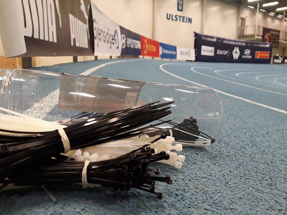  Montering av sponsorbannere i Ulsteinhallen. 