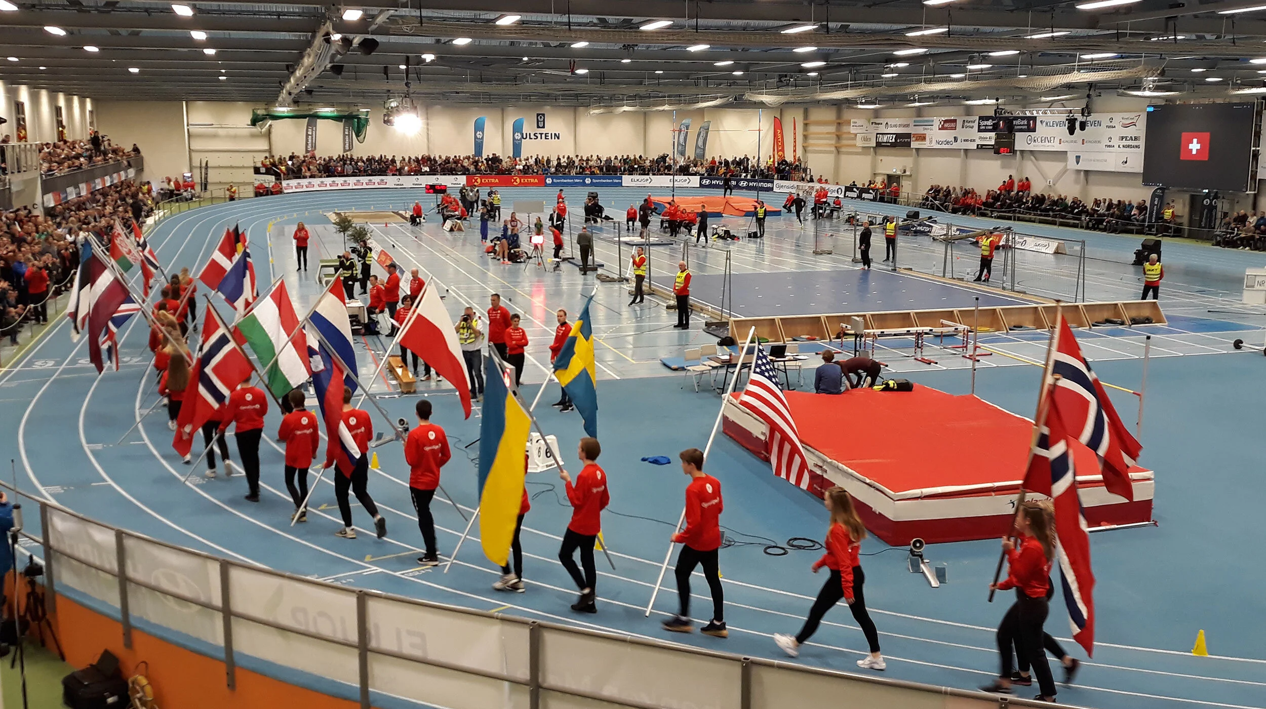  Flaggparade med 20 nasjoner. 