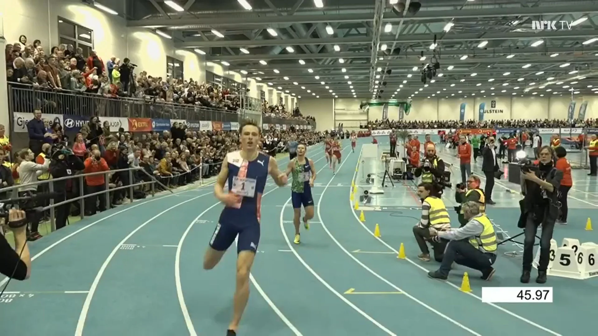  Startnummer til alle deltakere. Her med nr. 1 på brystet, Karsten Warholm. Skjermbilde fra NRK-sending. 