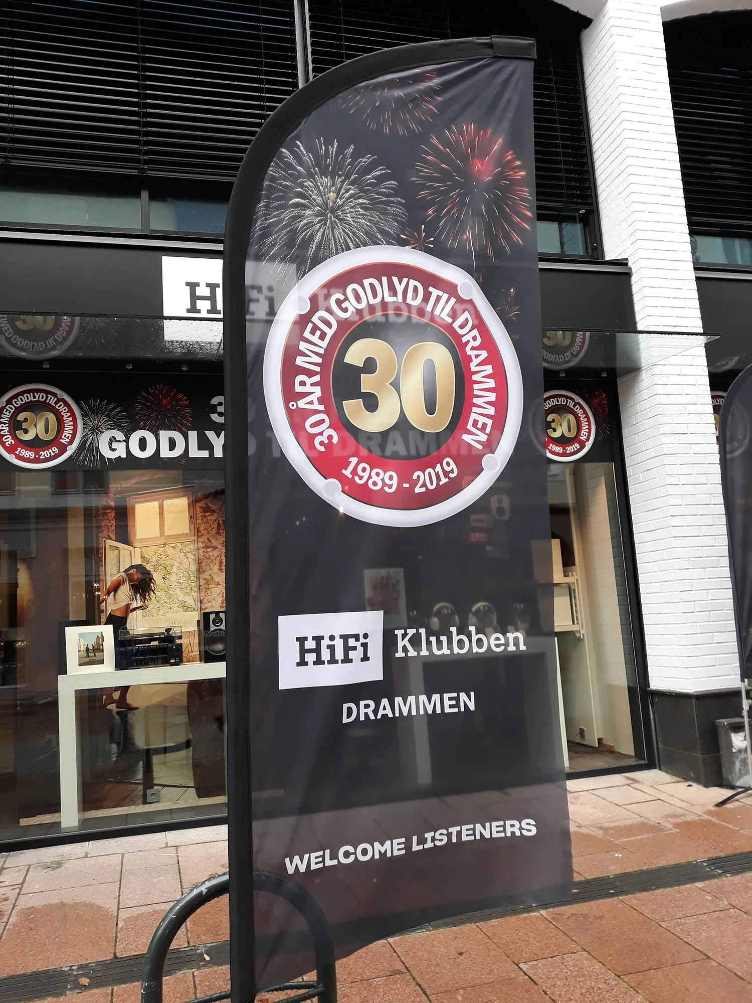 Beachflagg med jubileumsemblem.