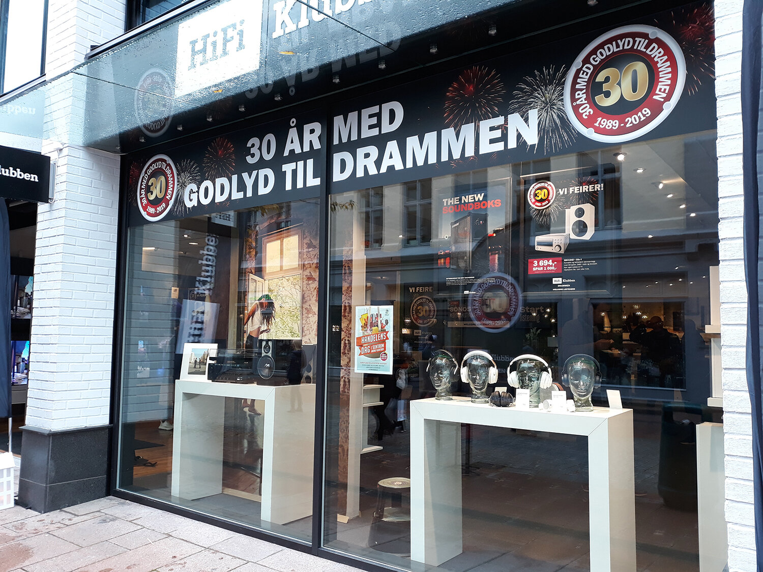  Jubileumsbudskapet ble godt synlig på fasaden ut mot gågata i Drammen. 