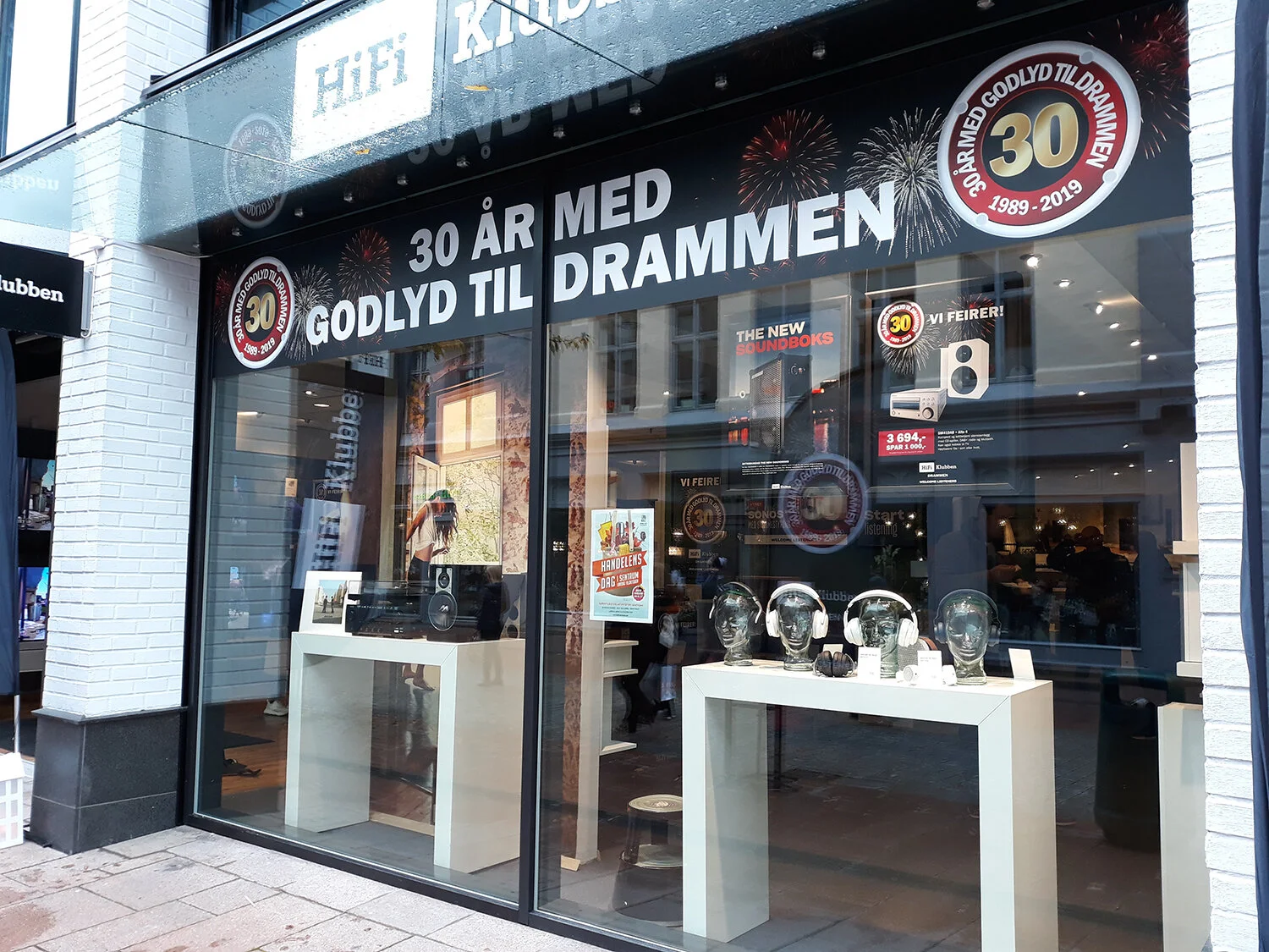  Jubileumsbudskapet ble godt synlig på fasaden ut mot gågata i Drammen. 