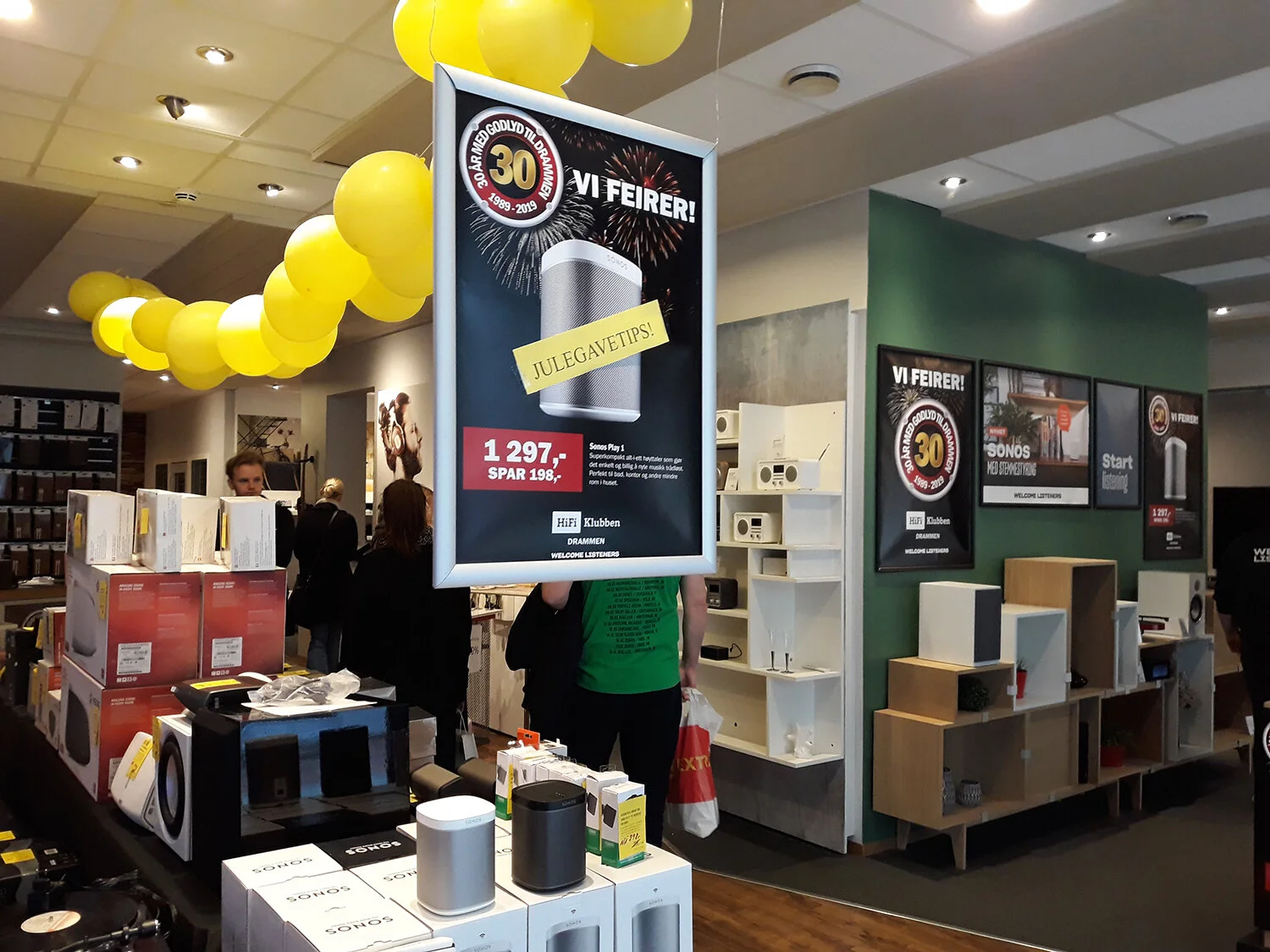  Jubileumsfest i butikken. Plakater med gode jubileumstilbud. 