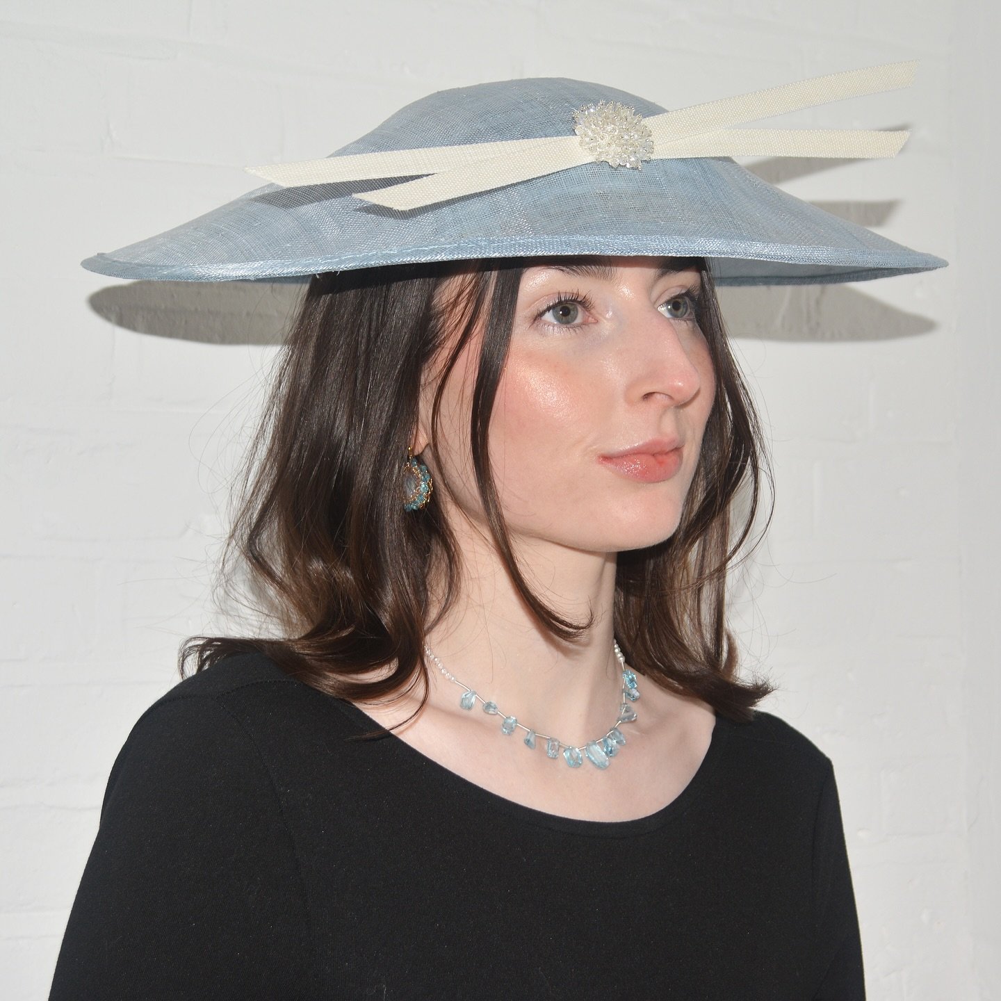 This stunning light blue hat pairs beautifully with blue topaz and pearl, creating a soft, elegant look that effortlessly blends cool blue tones with the luminous beauty of pearls. 
⠀⠀⠀⠀⠀⠀⠀⠀⠀
#CarolinaWong  #MerveBayindir
⠀⠀⠀⠀⠀⠀⠀⠀⠀
 #springjewellery 