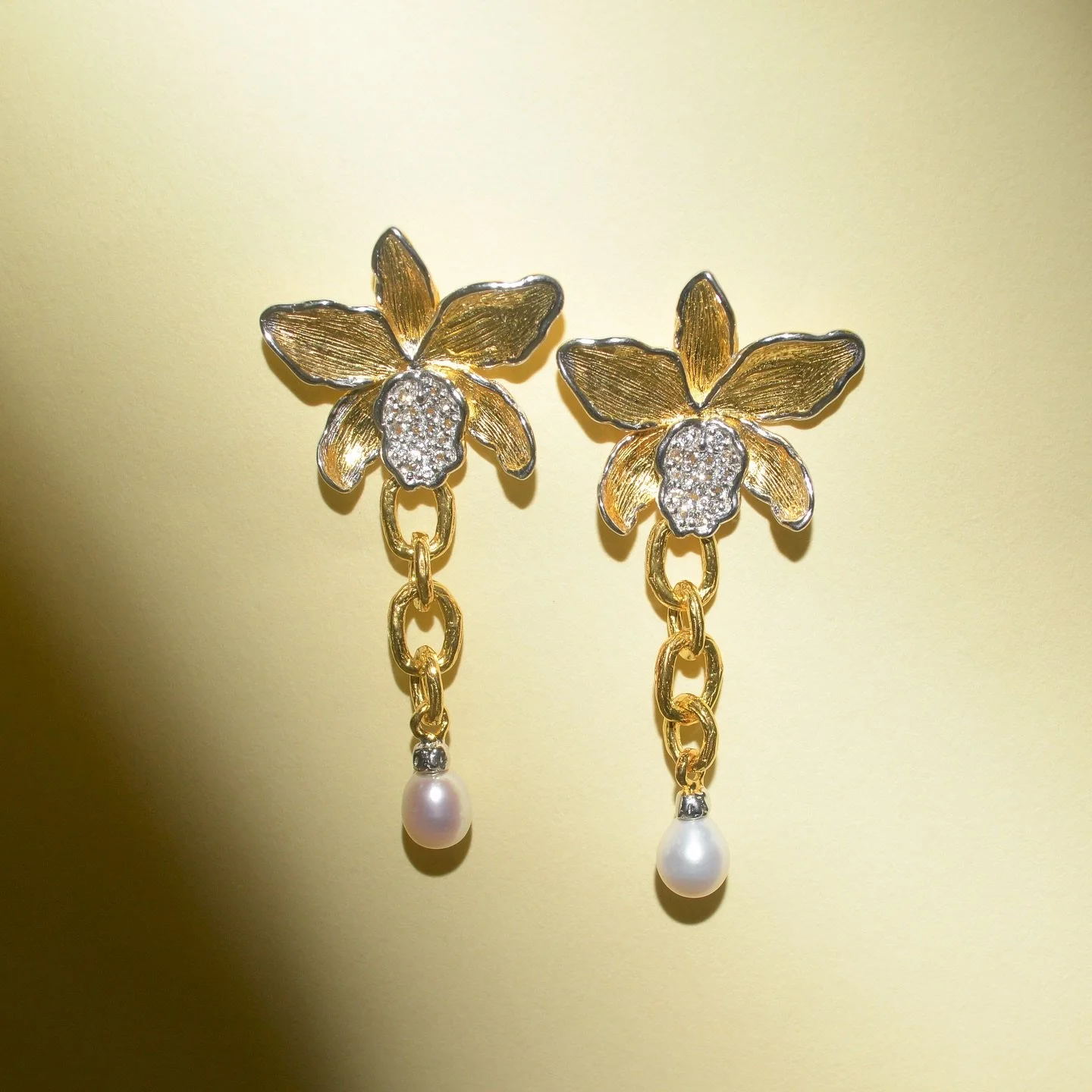 Elevate your festive wardrobe with the shimmering charm of Lady V!

#CarolinaWong #autumnjewellery #handmadejewellery #sustainable #autumnstyle #winterstyle #London #sustainablejewellery #christmas #jewellery #handmade #orchid #sparkle #sustainable #