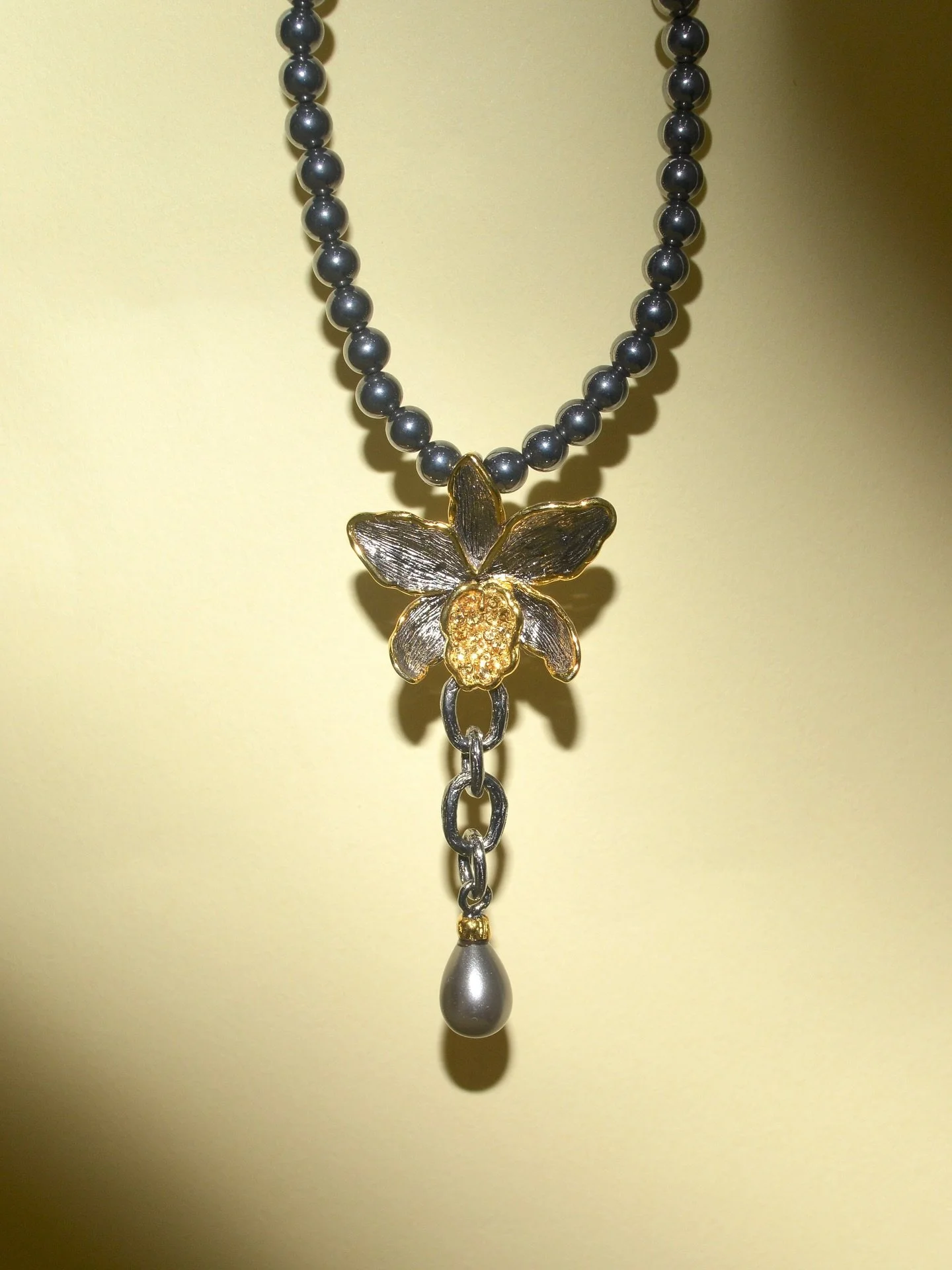 Sparkling Lady V, a perfect gift for anyone drawn to floral pieces with vibrant energy.

#CarolinaWong #autumnjewellery #handmadejewellery #sustainable #autumnstyle #winterstyle #London #sustainablejewellery #christmas #christmasgifts #xmas #gifting 