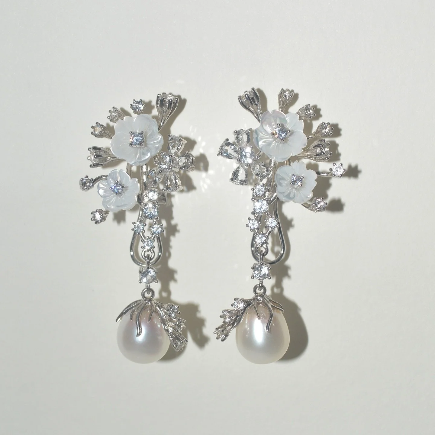 A sparkling showstopper! The Snowy Bloom drop earrings are designed for those who want to make a glowing and unforgettable statement. 

#CarolinaWong #autumnjewellery #handmadejewellery #sustainable #autumnstyle #winterstyle #London #sustainablejewel