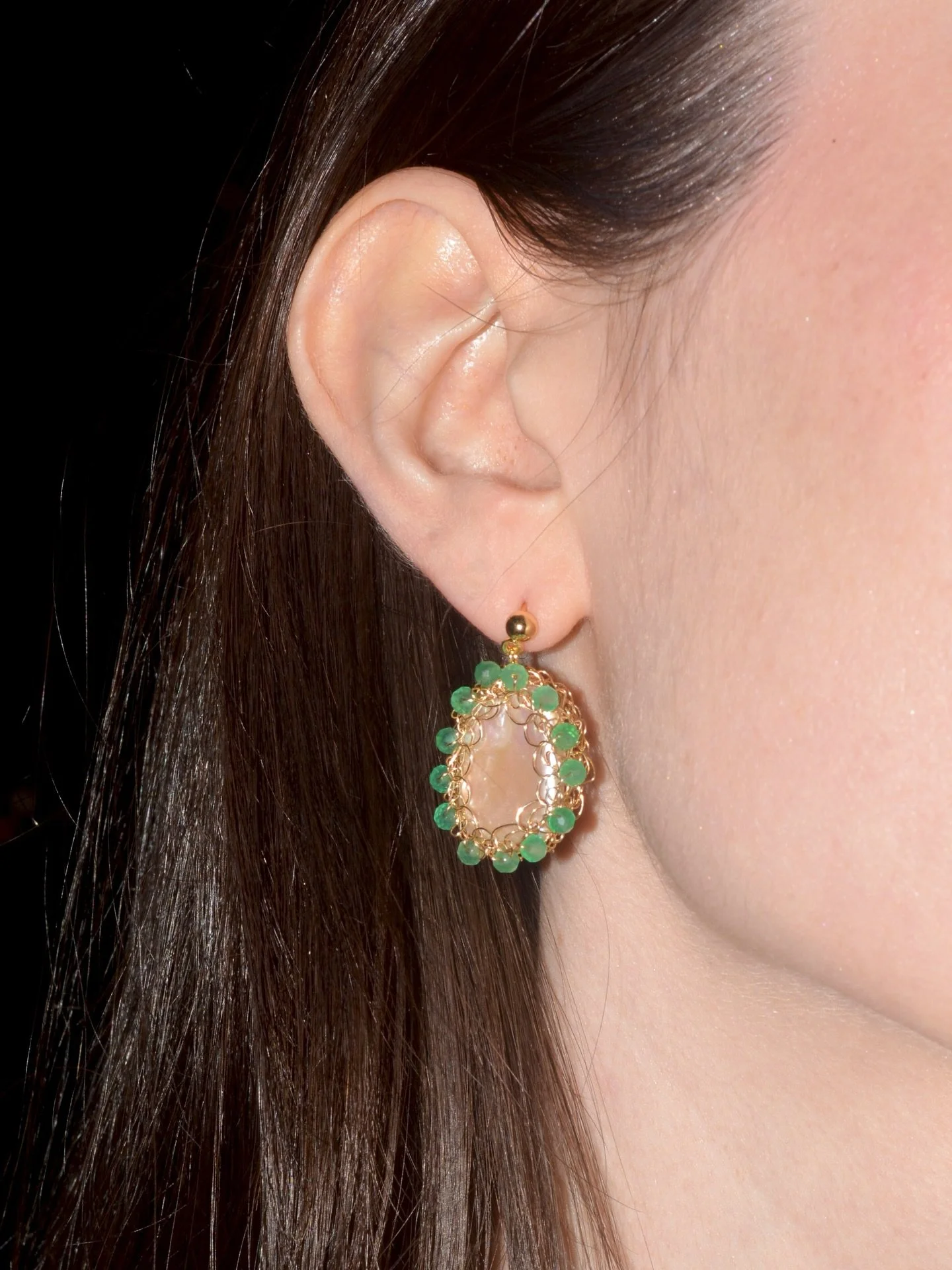 Close-up details of our Green Agate Polka Earrings - the perfect set for the holiday season!

#CarolinaWong #autumnjewellery #handmadejewellery #sustainable #autumnstyle #winterstyle #London #sustainablejewellery #christmas #christmasgifts #xmas #gif