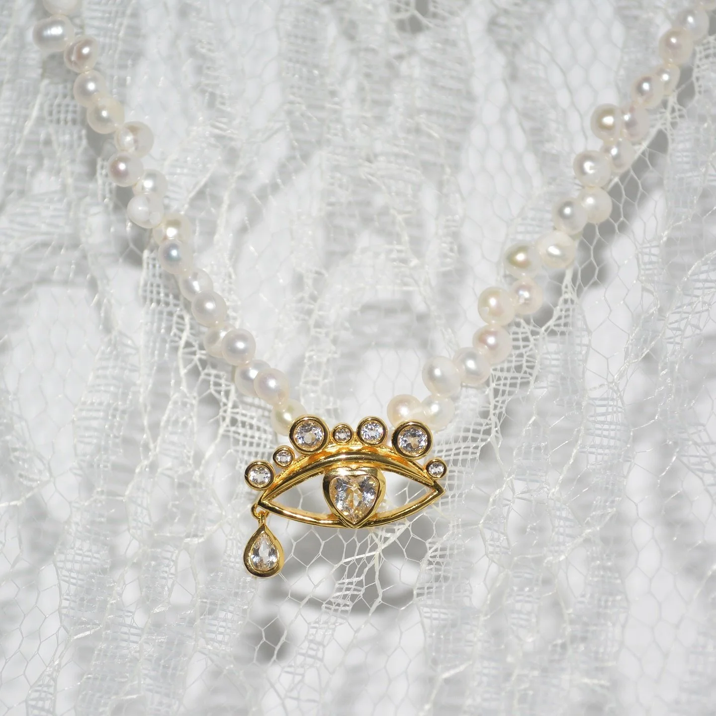 The Eva Necklace blends sparkling topaz with luminous freshwater pearl!

#CarolinaWong #handmadejewellery #sustainable #winterstyle #London #sustainablejewellery #winterfashion #cozyseason #winterootd #winterglam #handmade #london #topaz #pearl #neck