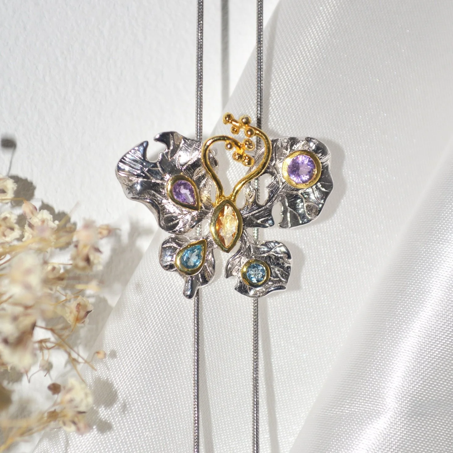 Farfalla is rich with colorful gemstones and unique texture 🦋

#CarolinaWong #autumnjewellery #handmadejewellery #sustainable #autumnstyle #winterstyle #London #sustainablejewellery #butterfly #necklace #handmade #gemstones