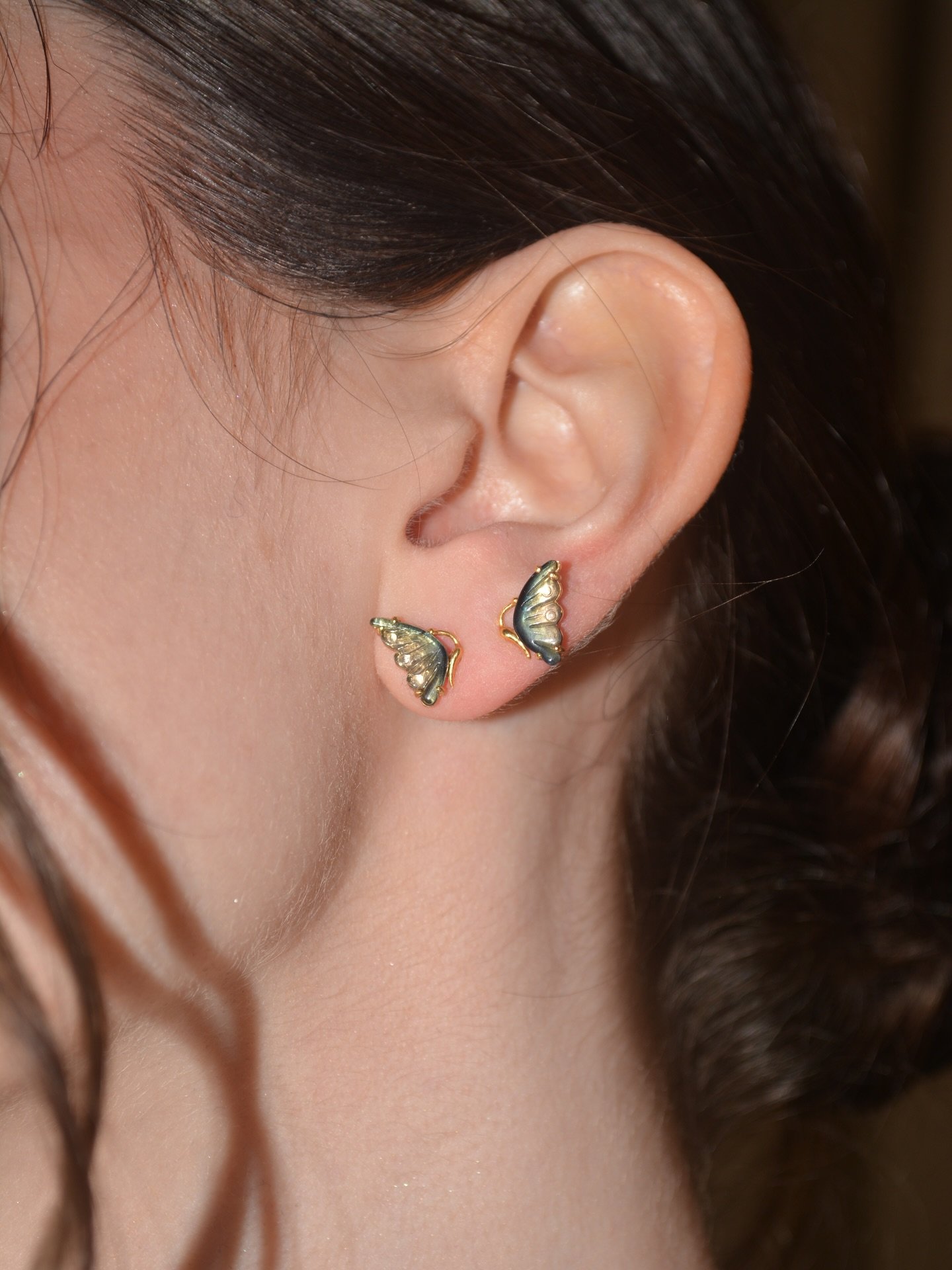 Delicate butterfly accents, a gentle nod to the seasons ahead!

#carolinawongjewellery #sustainable
#handmadejewellery #earrings #butterfly