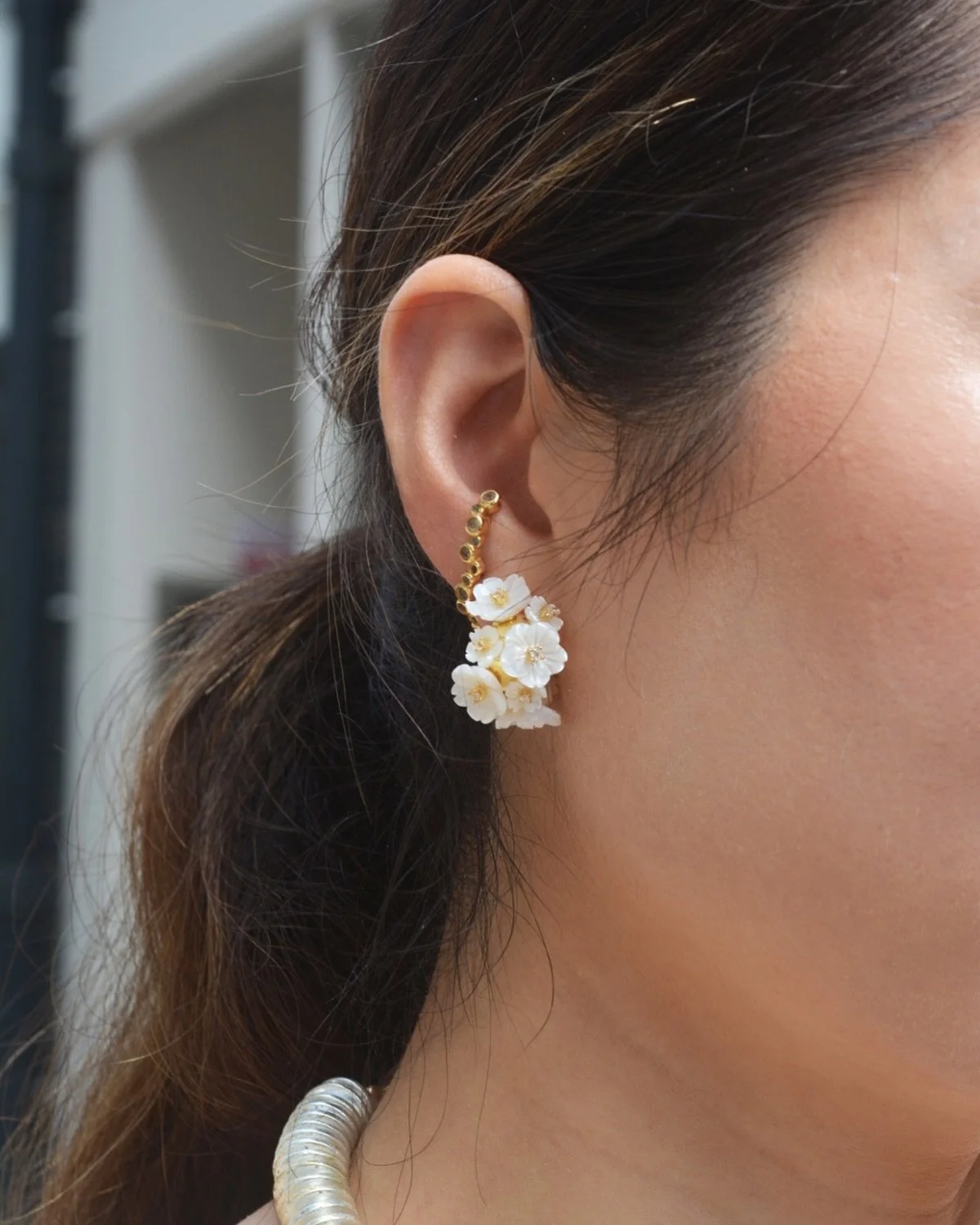 A delicate stack created with Bloom and Bolla 🌷

#carolinawongjewellery #sustainable
#handmadejewellery #earrings #flower