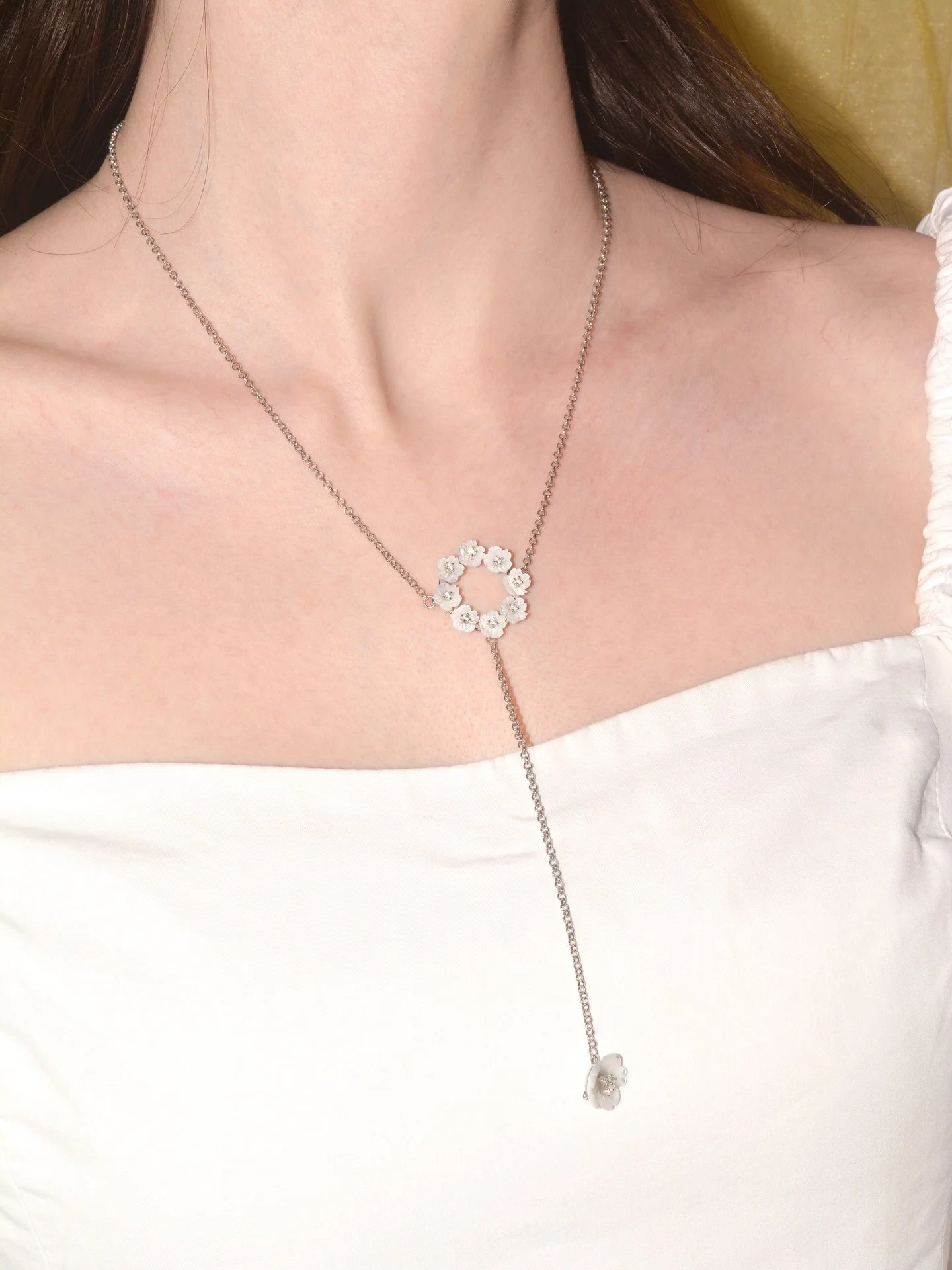 A touch of bloom for springtime elegance! 🌷

#carolinawongjewellery #sustainable
#handmadejewellery #flower #necklace