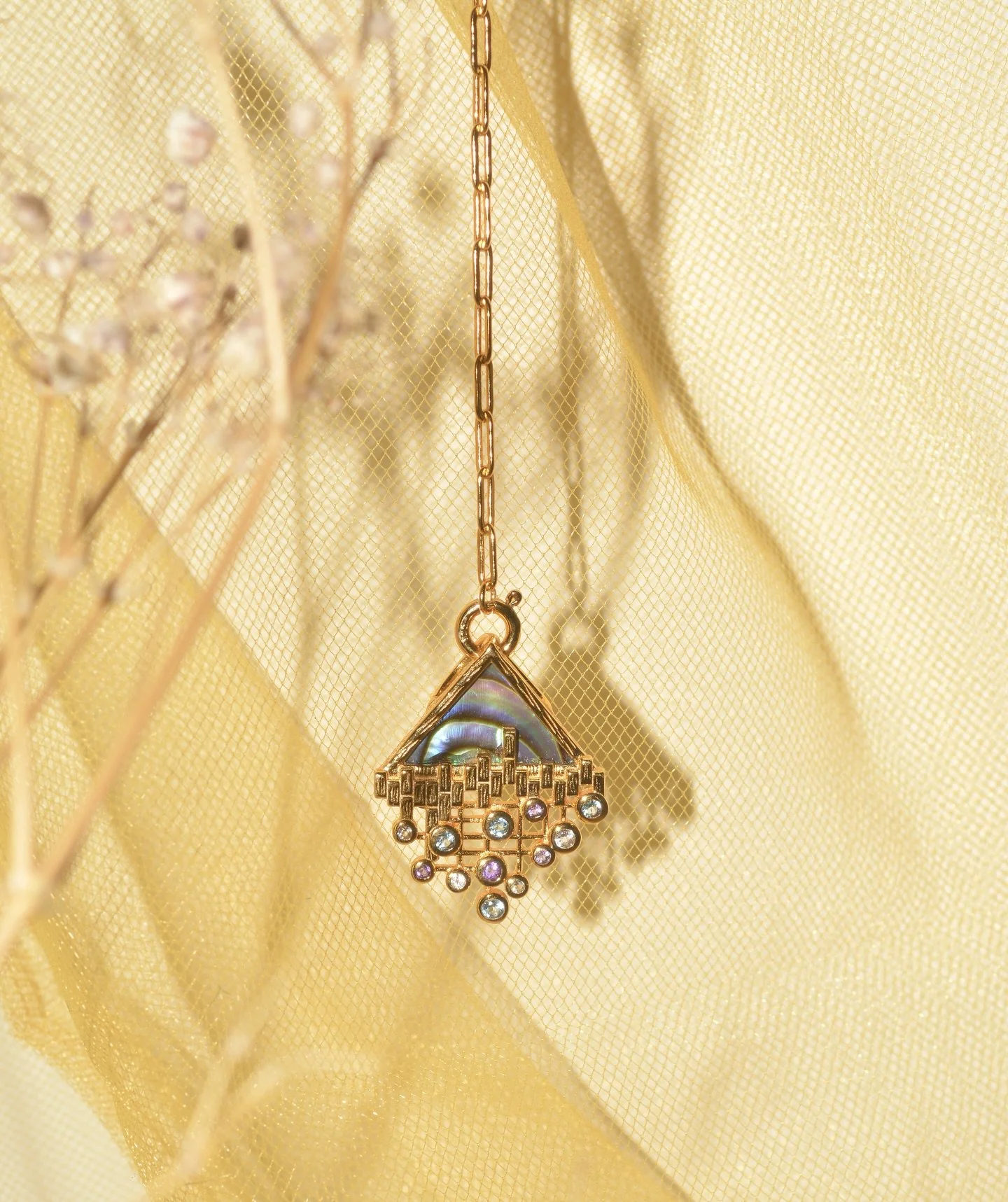 Bolla weaves abalone with twinkling gemstones, unified through geometric forms and playful, bubble-like circles 🫧

#carolinawongjewellery #sustainable
#handmadejewellery #necklace #abalone