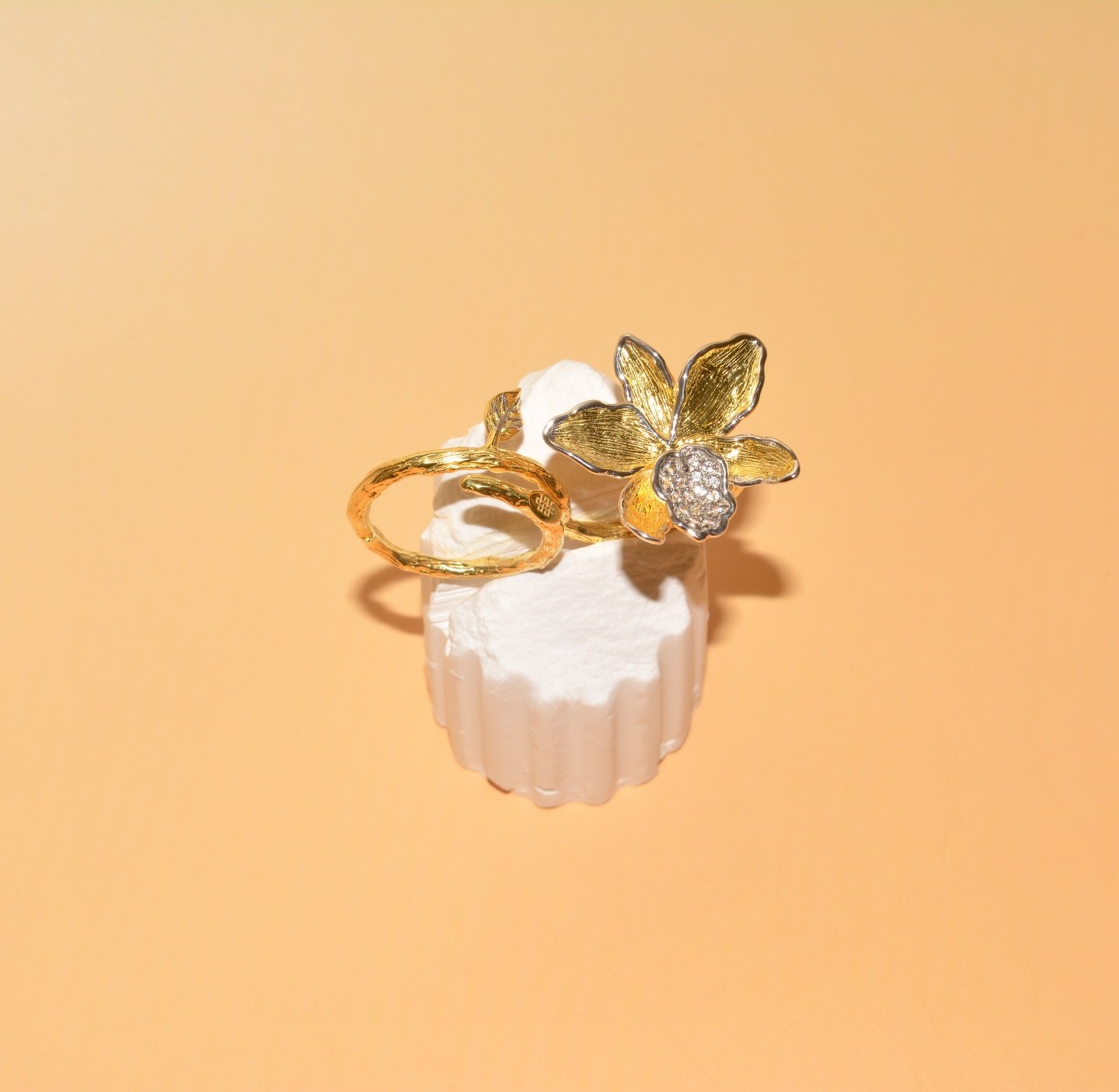 The Lady V Ring captures the elegant beauty of orchids in a versatile two-way design, delicately adorned with shimmering topaz and intricate textures 🌷

#carolinawongjewellery #sustainable
#handmadejewellery #flower #ring