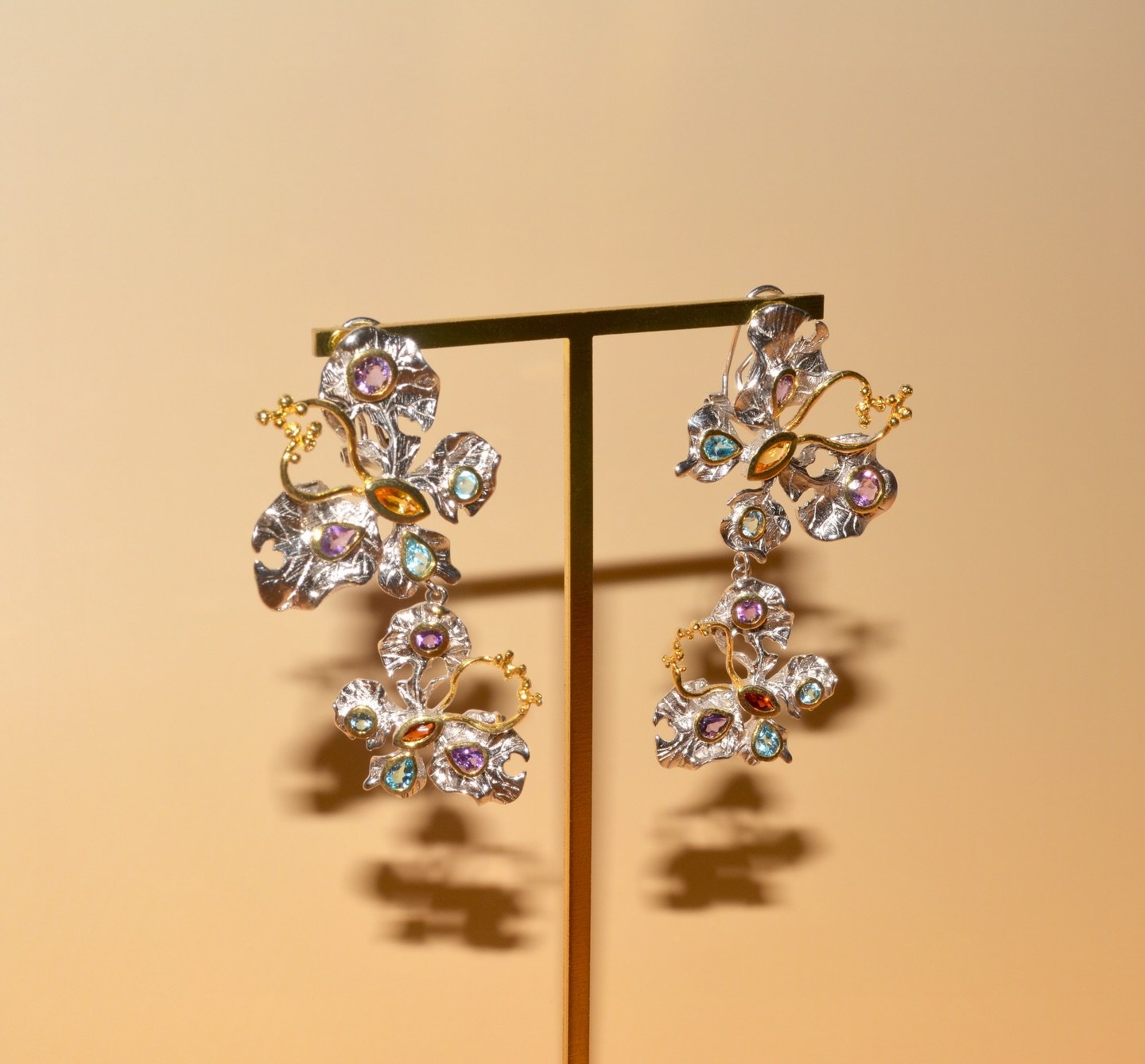 Take a closer look at Farfalla, where rich texture, captivating colour, and statement-making design come together in perfect harmony 🦋

#carolinawongjewellery #sustainable
#handmadejewellery #butterfly #earrings