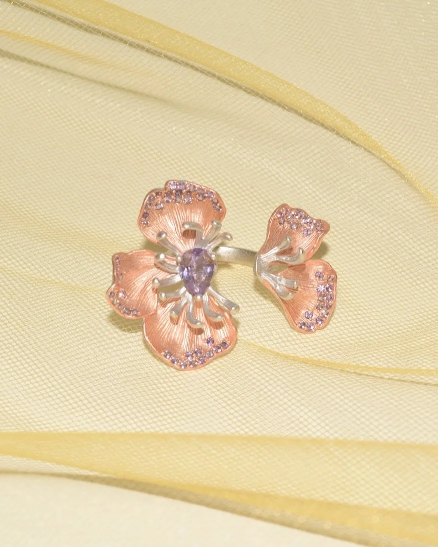 A delicate floral statement with Grace the Orchid 🌸

#carolinawongjewellery #sustainable
#handmadejewellery #flower #ring