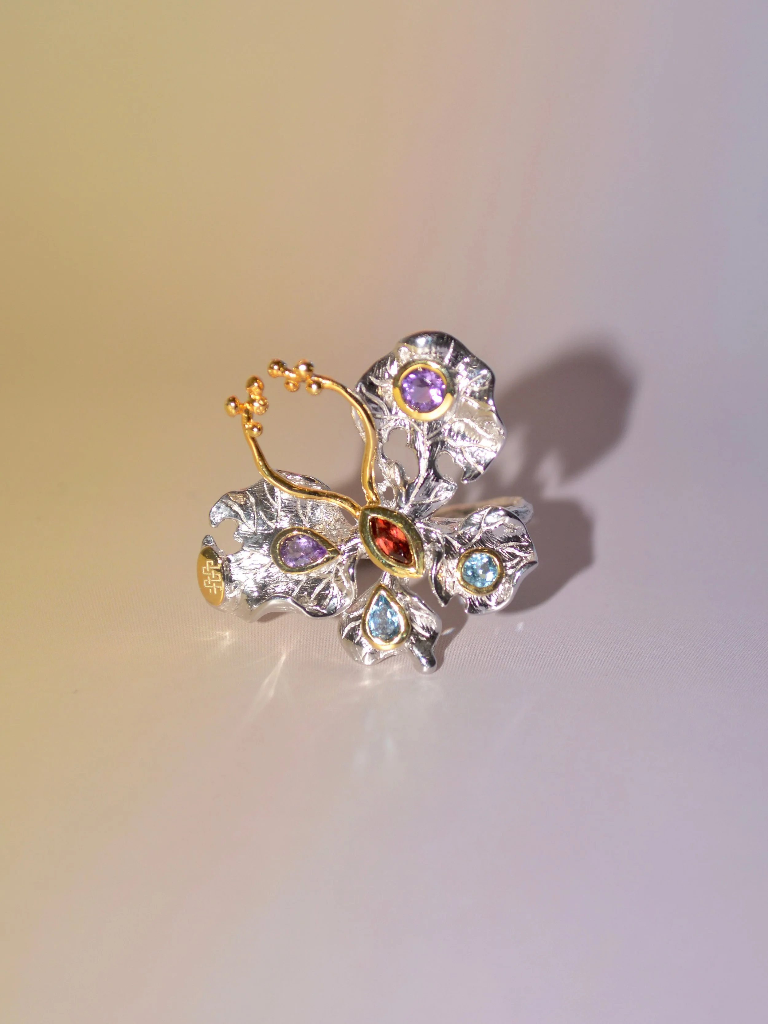 Farfalla captures the spirit of spring with shimmering gemstone details that glisten in the sunlight, evoking the graceful elegance and iridescent beauty of butterflies 🦋 

#carolinawongjewellery #sustainable
#handmadejewellery #butterfly #ring
