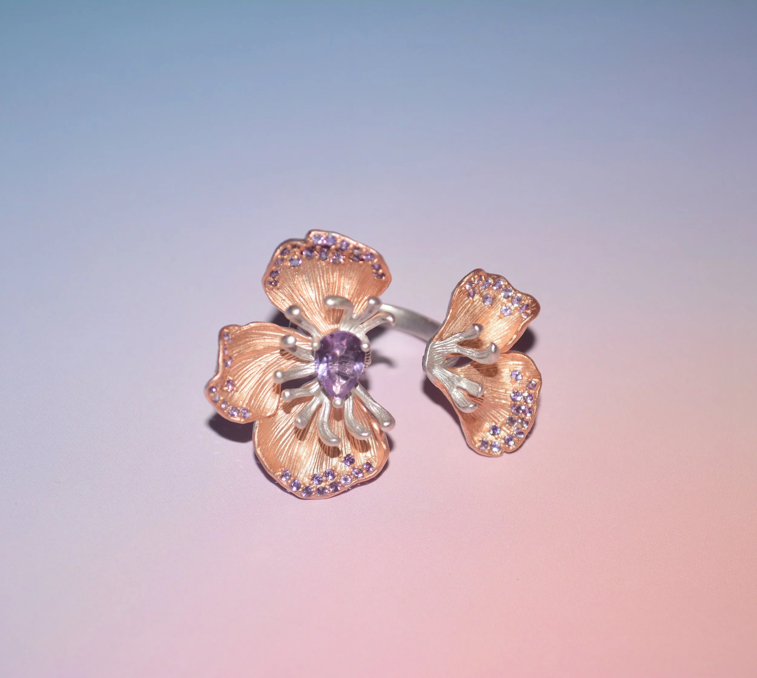 Nature&rsquo;s elegance captured with Grace the Orchid 🌷

#carolinawongjewellery #sustainable
#handmadejewellery #flower #ring