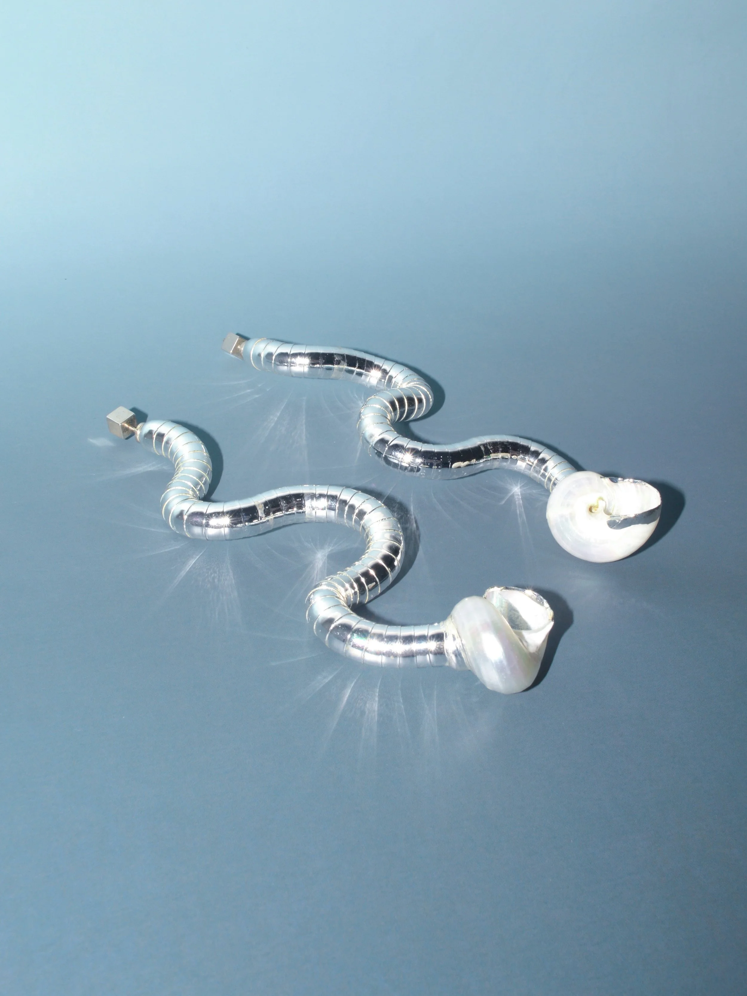 Bathed in sunlight, the Motion Series reveals its dynamic beauty. Fully movable and endlessly versatile, each piece is designed to be manipulated and styled in your own way, transforming with every movement.

#carolinawongjewellery #sustainable
#hand