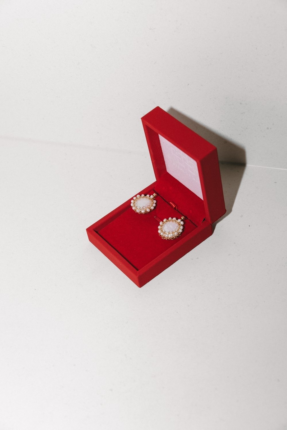 https://carolinawong.co.uk/bridal/p/mini-polka-14k-recycled-gold-filled-freshwater-baroque-pearl-earrings