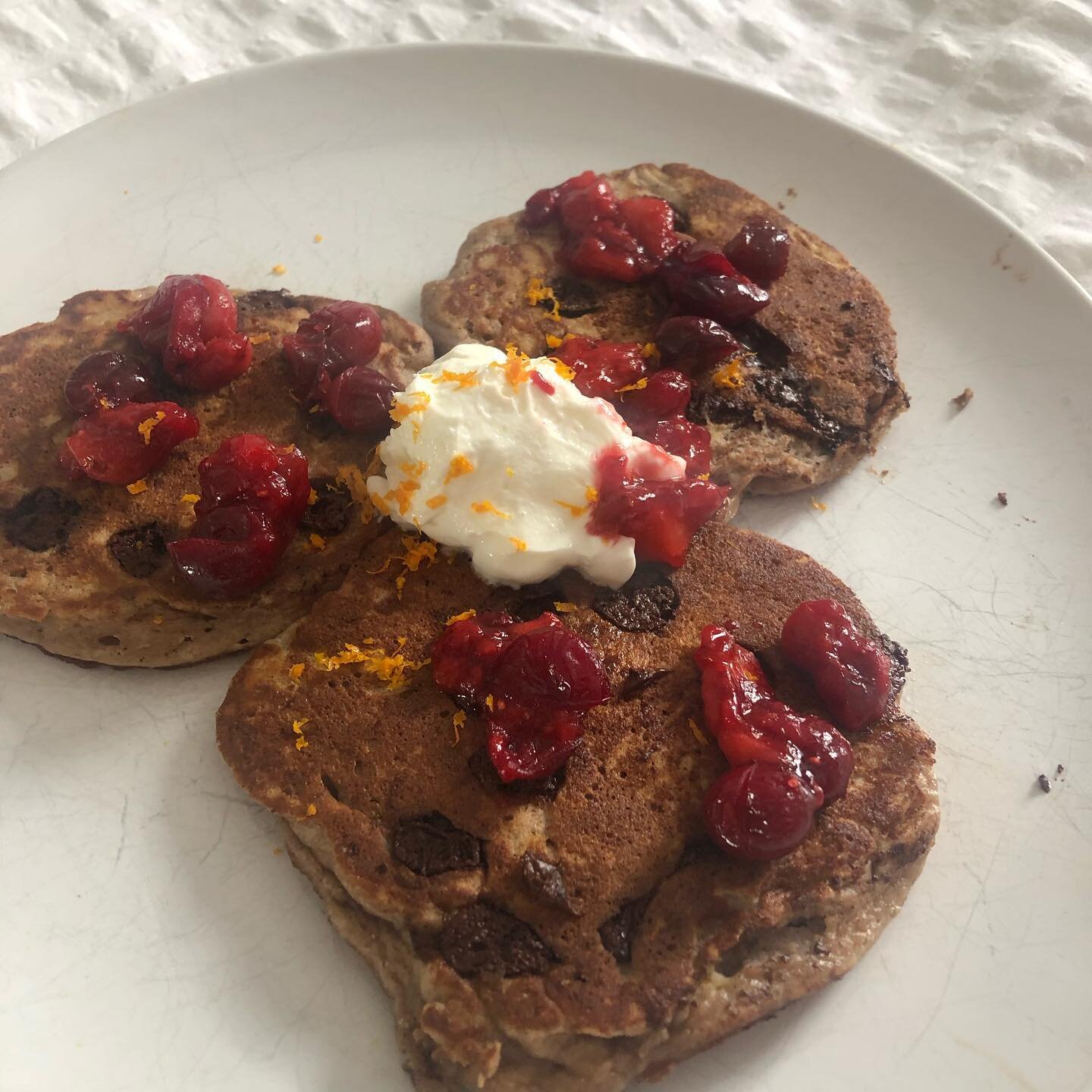 nice lil v day breakky for me n my mumma &hearts;️
chocolate chip &hearts;️ nanner panners 
strawberry cranberry sauce
lil skyr 
nd some orange zest to top it up!!!
