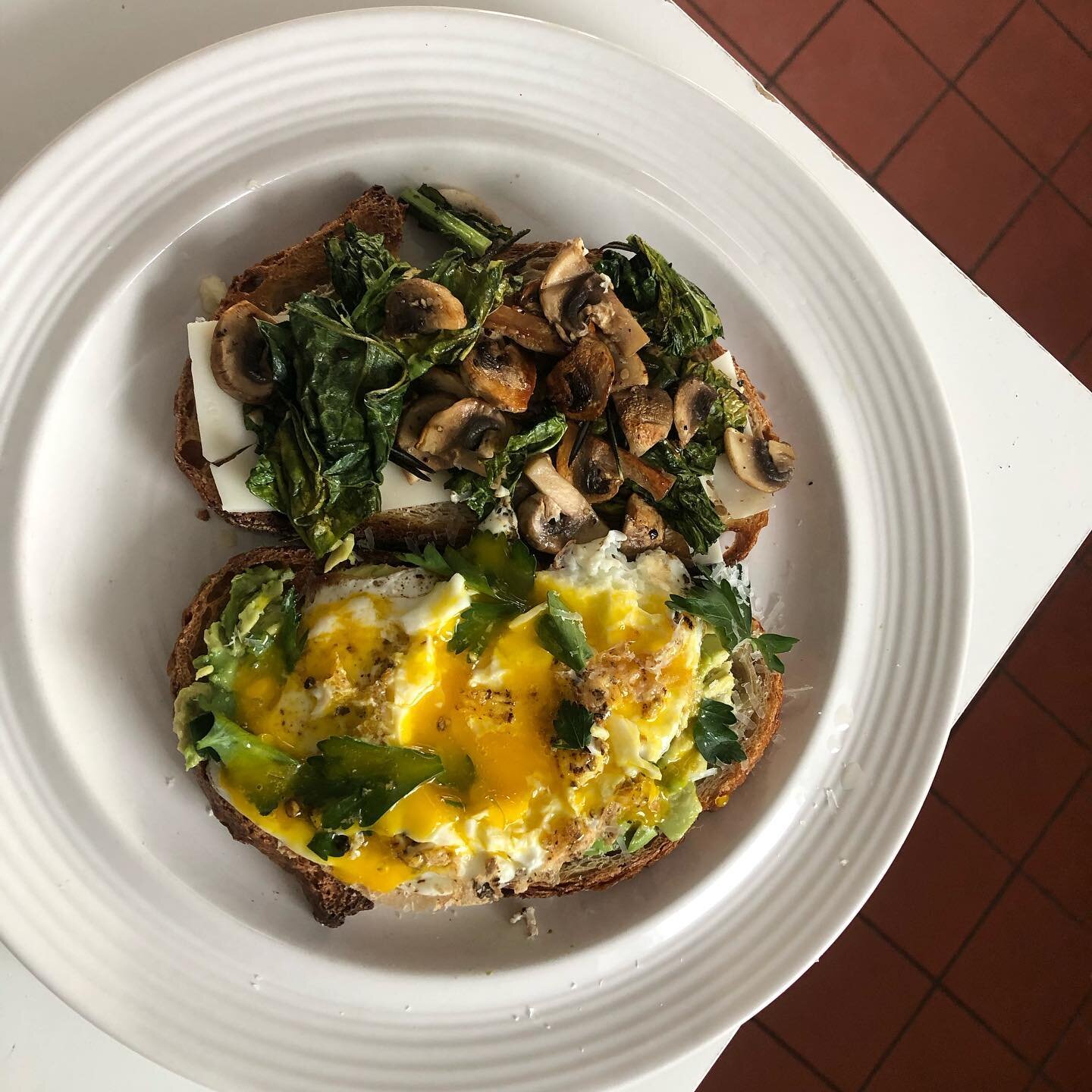 nothing beats toast baby! 
top one we gotta lil butter, lil goat gouda, lil pan-fried mushrooms &amp; kale &amp; rosemary
bottom guy we gotta lil avocado, lil fried eggy guy, lil parsley &amp; lil toucha pecorino romano fromage