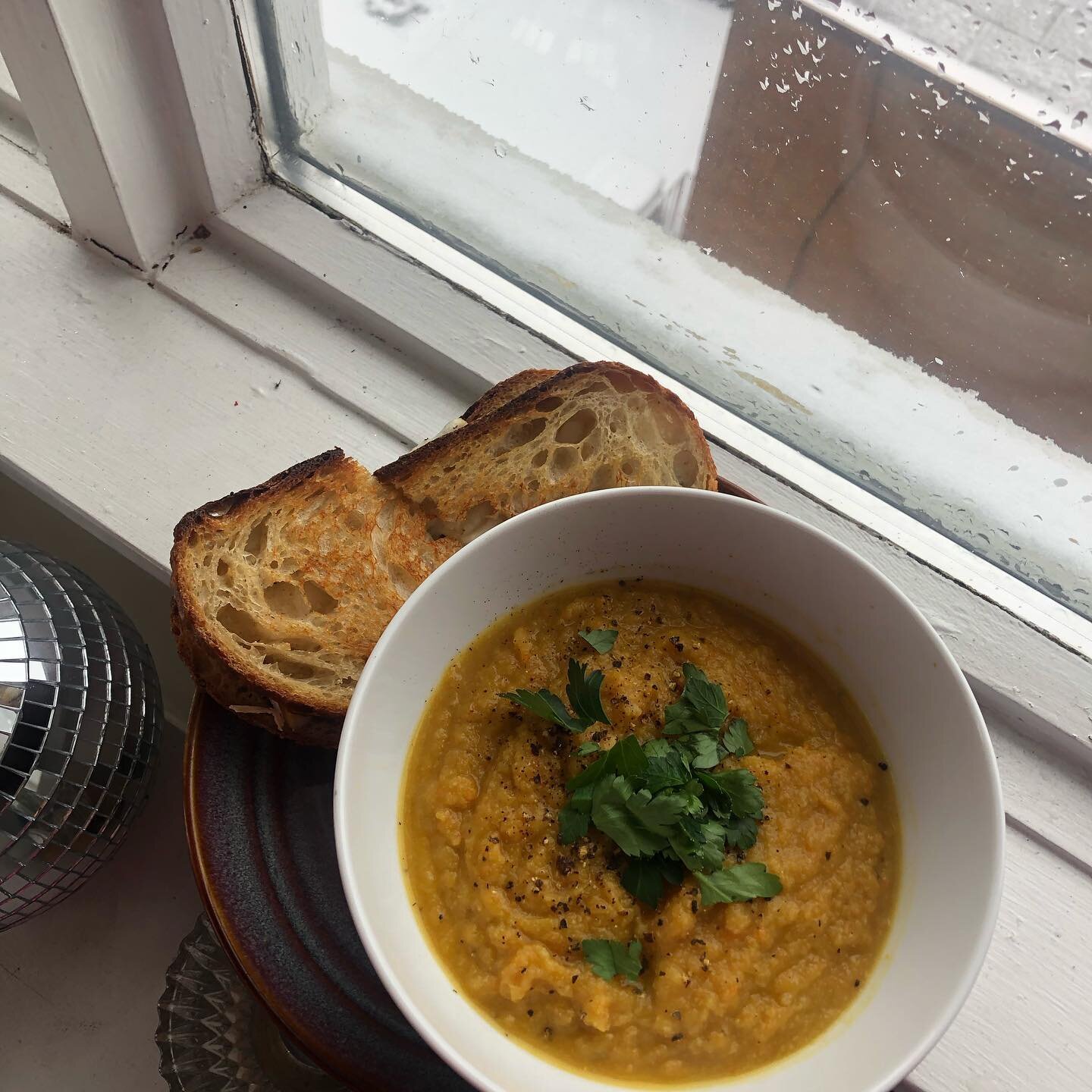 comfort food for a snowy snowy day babyyyyyy 👏🏻👏🏻
roasted garlic cauliflower soup w goat gouda grilled cheeeeeese on @bbirdco kensington sourdough